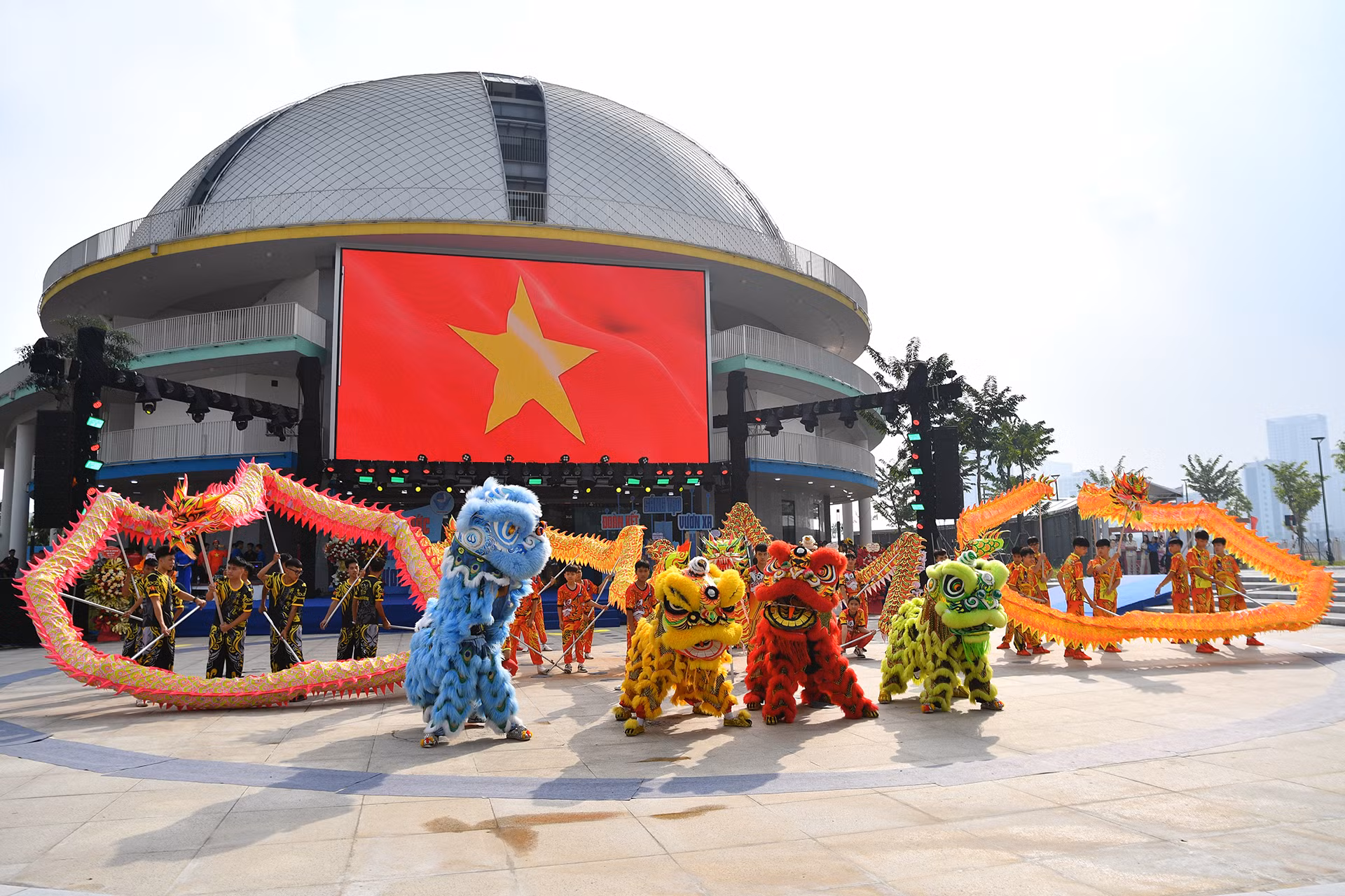 Bầu không khí sáng sớm được khuấy động bởi các đội hình lân sư rồng đến từ những võ đường lâu năm của thành phố Hà Nội.