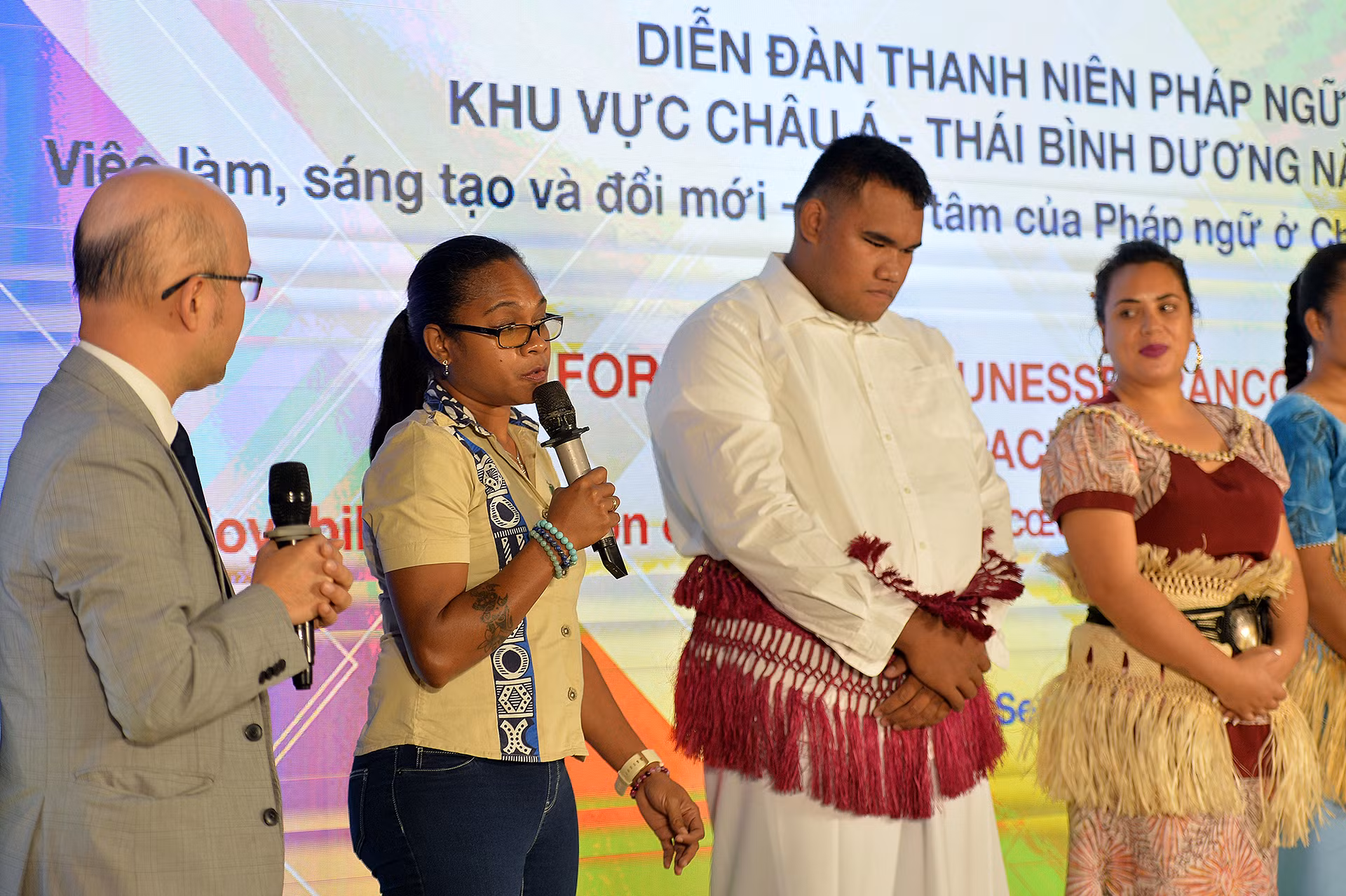 Theo giải thích của các đại biểu, một số vùng lãnh thổ như New Caledonia (Pháp), Polynesia (Pháp) Wallis và Futuna (Pháp)... vẫn giữ nguyên tập tục cổ xưa trong nghi lễ ngoại giao.