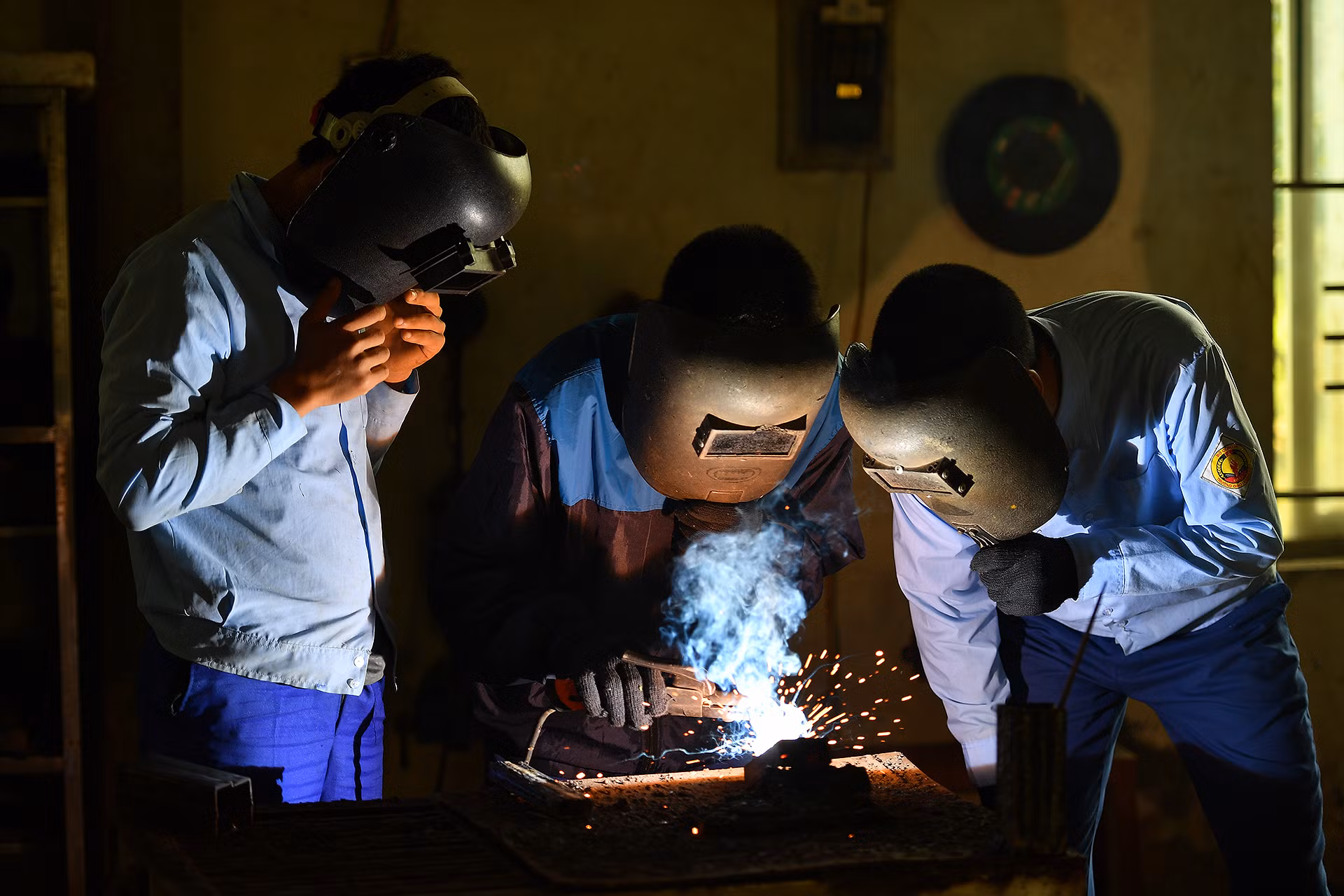 Nhờ đó, có nhiều học sinh đã trở nên thân thiết với người thầy giáo sinh năm 1989. Một số học sinh sau khi ra trường vẫn thường xuyên giữ liên lạc với anh. Trong đó, không ít trường hợp từ chỗ lầm lì, khó bảo khi mới vào trường đã kết thúc chương trình học tập đặc biệt với chứng chỉ loại giỏi, sau này gặt hái nhiều thành công trong cuộc sống. Nhờ đó, có nhiều học sinh đã trở nên thân thiết với người thầy giáo sinh năm 1989. Một số học sinh sau khi ra trường vẫn thường xuyên giữ liên lạc với anh. Trong đó, không ít trường hợp từ chỗ lầm lì, khó bảo khi mới vào trường đã kết thúc chương trình học tập đặc biệt với chứng chỉ loại giỏi, sau này gặt hái nhiều thành công trong cuộc sống.