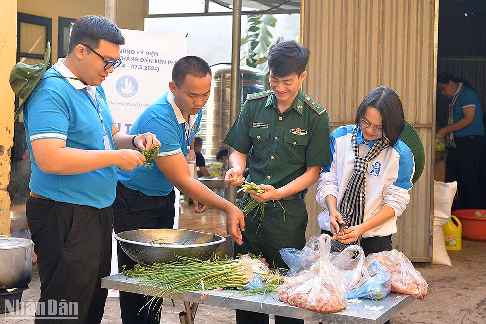 Các đại biểu tất bật cho bữa cơm đặc biệt trên ngôi trường vùng cao.