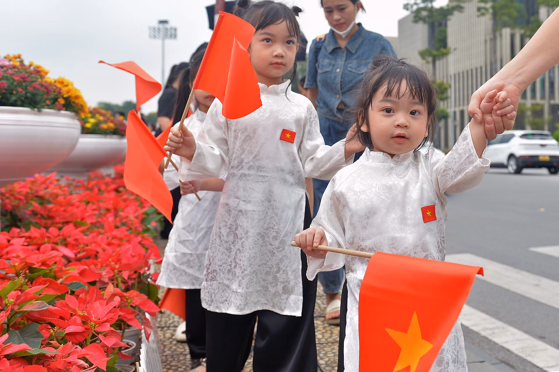 Tại khu vực Lăng Chủ tịch Hồ Chí Minh, dễ dàng nhận thấy rất nhiều "công dân nhí" được bố mẹ, thầy cô dẫn đi chơi Tết Độc lập. Tại khu vực Lăng Chủ tịch Hồ Chí Minh, dễ dàng nhận thấy rất nhiều "công dân nhí" được bố mẹ, thầy cô dẫn đi chơi Tết Độc lập.