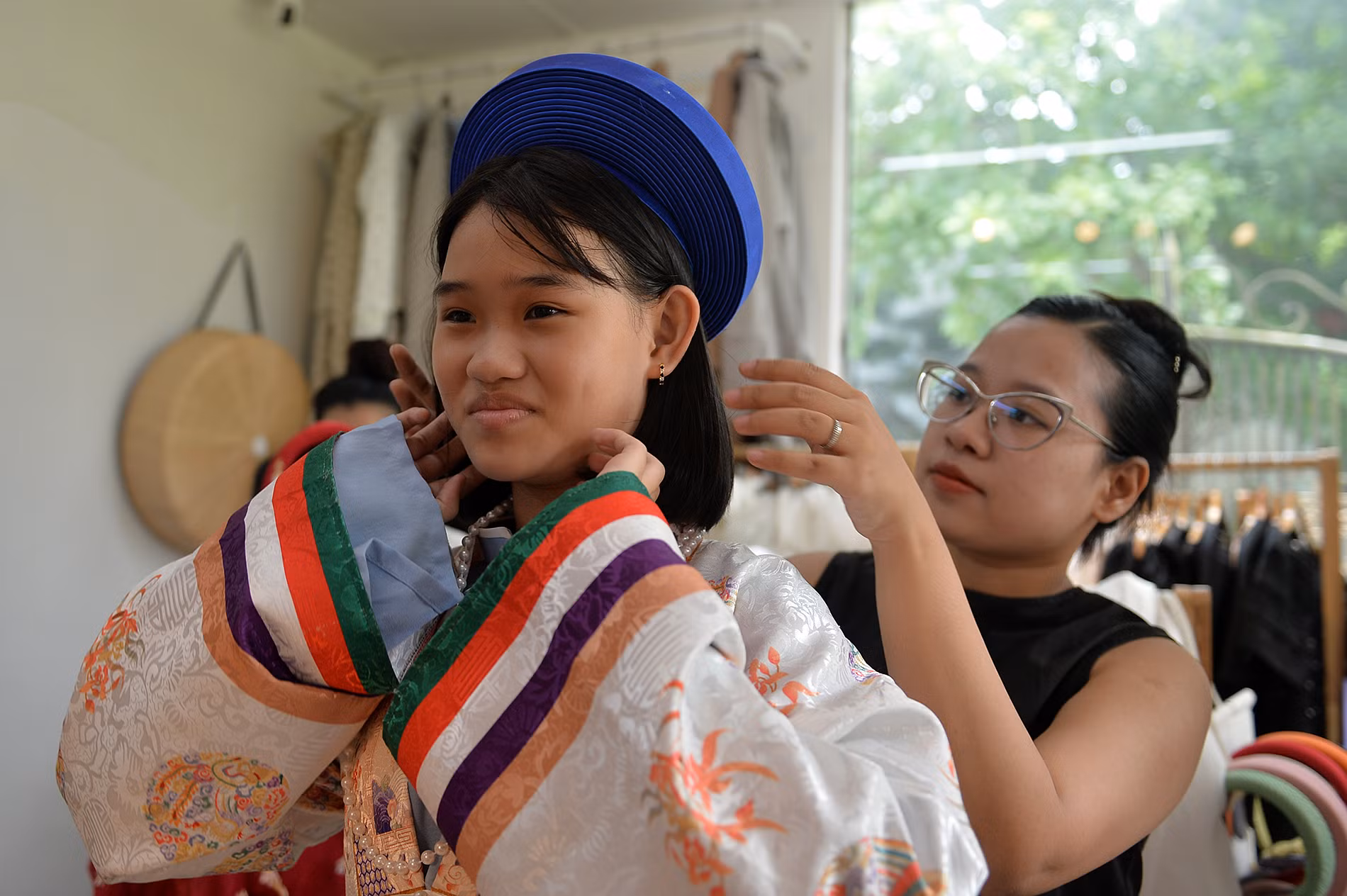 Chị Hà (áo đen trong ảnh), chủ một cửa hàng cho thuê cổ phục trên đường Lê Huân (thành phố Huế) cho biết: vào đợt cao điểm nghỉ hè, mỗi ngày chị đón tới hàng trăm khách du lịch. Trong đó, phần lớn là các bạn trẻ.
