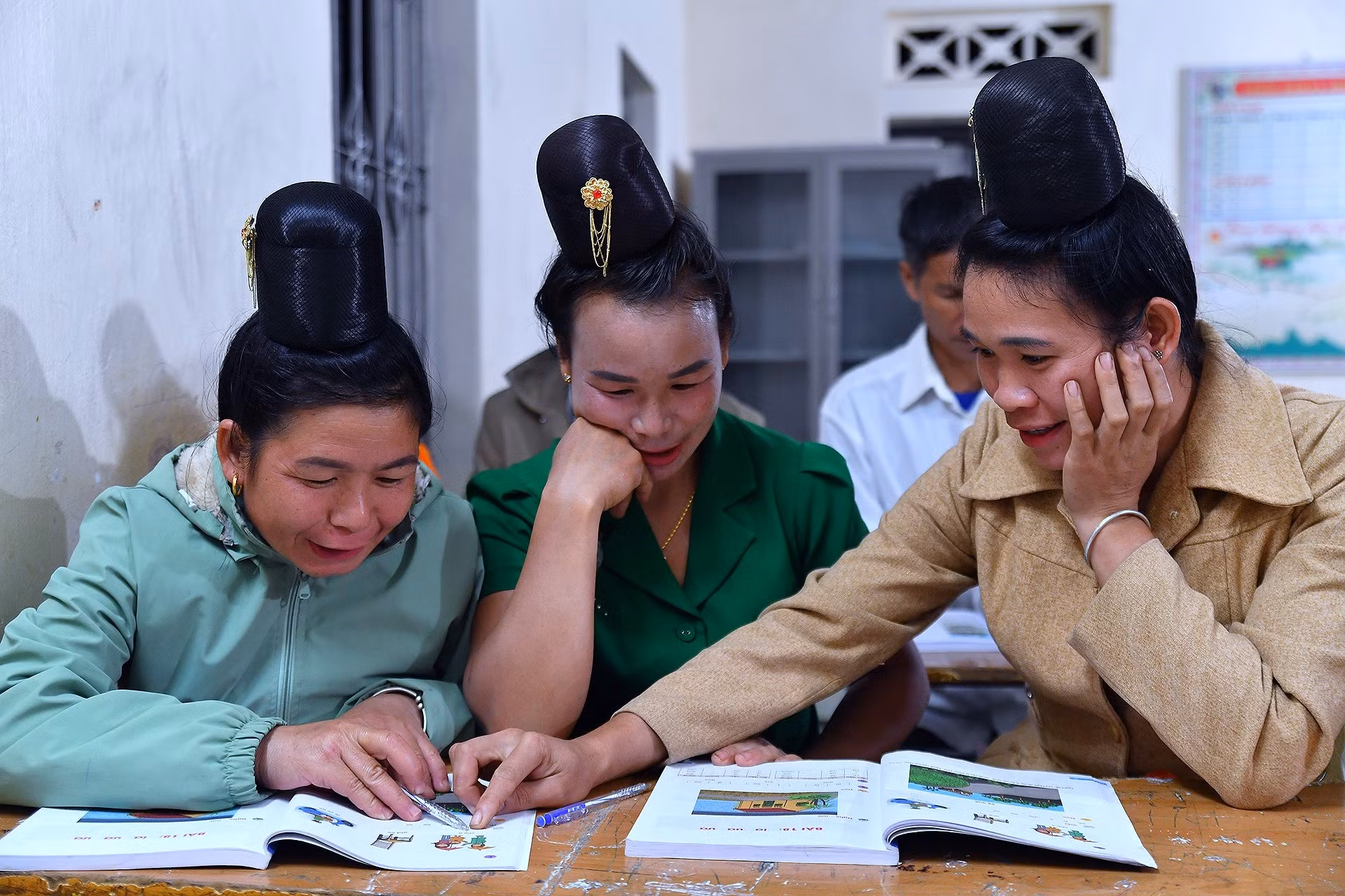 Được biết, Đại úy Lò Văn Thoại đã nhiều lần được Sở Giáo dục và Đào tạo, Hội Khuyến học tỉnh Sơn La trao tặng bằng khen, Bộ đội biên phòng tỉnh Sơn La tuyên dương "Chiến sĩ tiên tiến". Mới đây, anh vừa trở thành đại biểu chương trình "Chia sẻ cùng thầy cô" năm 2024 do Trung ương Hội Liên hiệp Thanh niên Việt Nam, Bộ Giáo dục và Đào tạo, Tập đoàn Thiên Long phối hợp tổ chức.