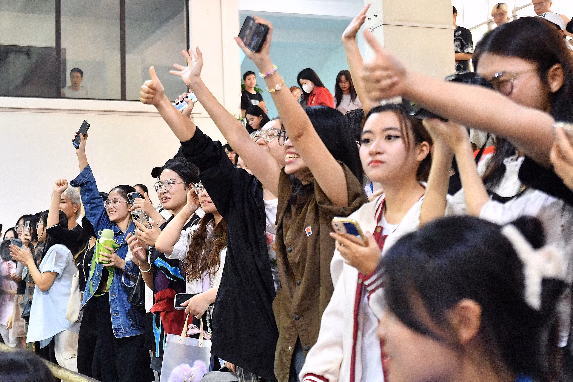 Mỗi trận thi đấu đều thu hút lượng khán giả lớn là sinh viên các cơ sở giáo dục bậc đại học đến ủng hộ đội nhà, bởi đây còn là cơ hội thể hiện "màu cờ sắc áo" của mỗi trường.