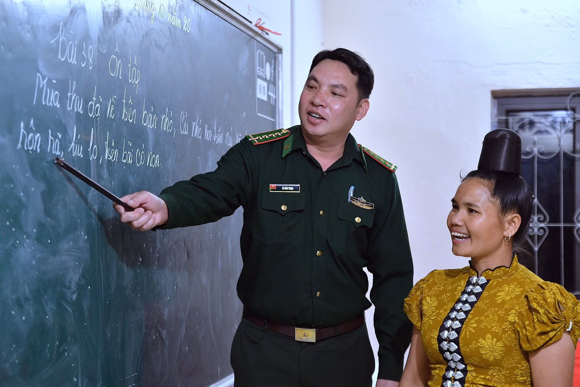 Biết đọc, biết viết, bà con bắt đầu hiểu hơn các chương trình truyền hình, nhất là các kênh khuyến nông, trao đổi kiến thức nuôi trồng. Nhiều người còn chăm chỉ đọc thêm tài liệu nông nghiệp trên các thiết bị thông minh để áp dụng vào đời sống sản xuất hằng ngày.