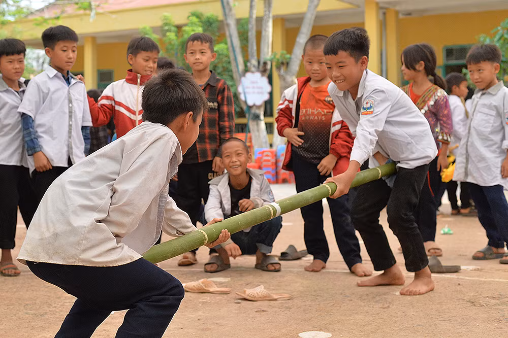 Hồn nhiên và vô tư nô đùa, vui chơi cùng bạn bè qua các trò chơi truyền thống.