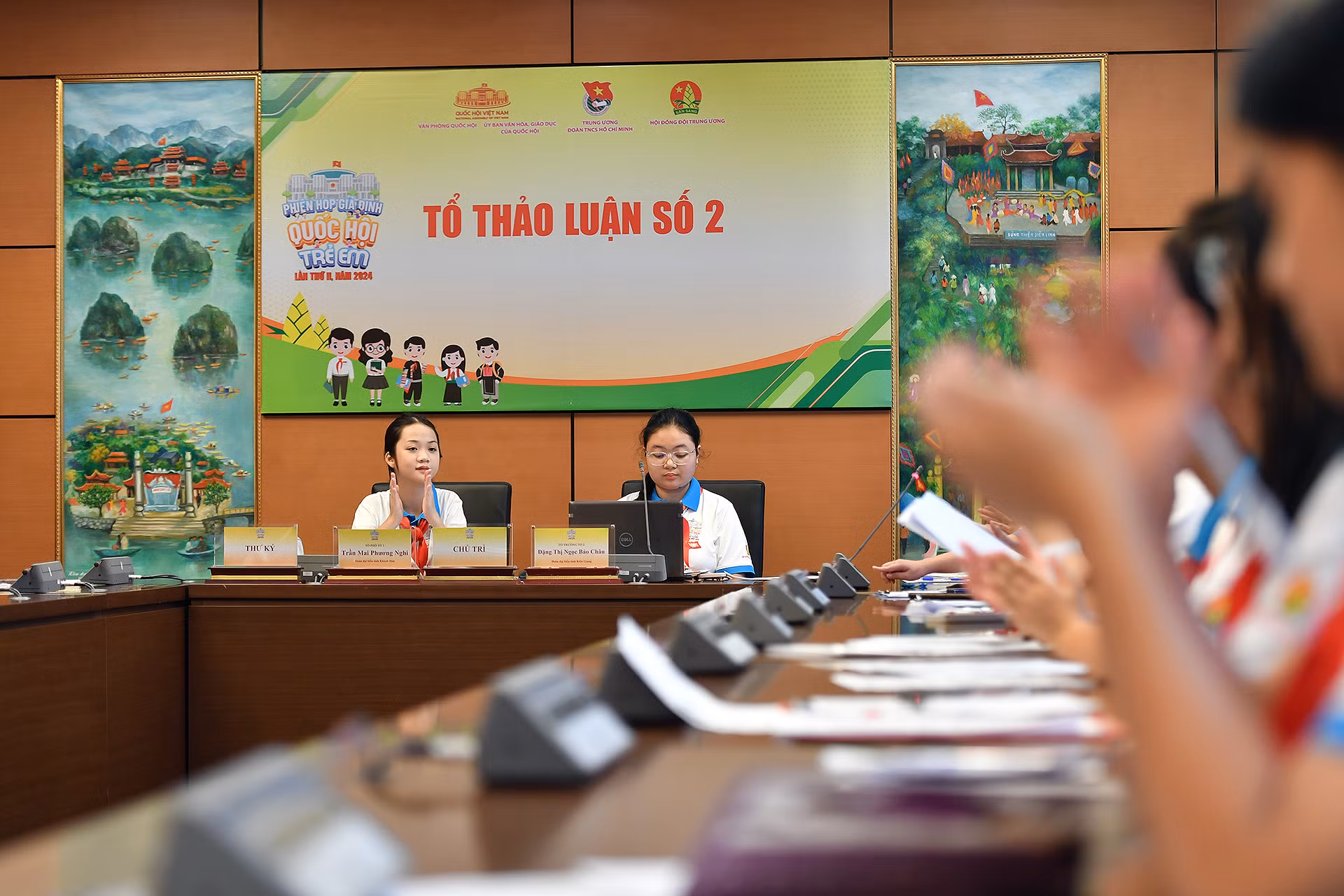 Những ý kiến hay, xác đáng sẽ được chủ trì và các đại biểu khác trong tổ vỗ tay chúc mừng.
