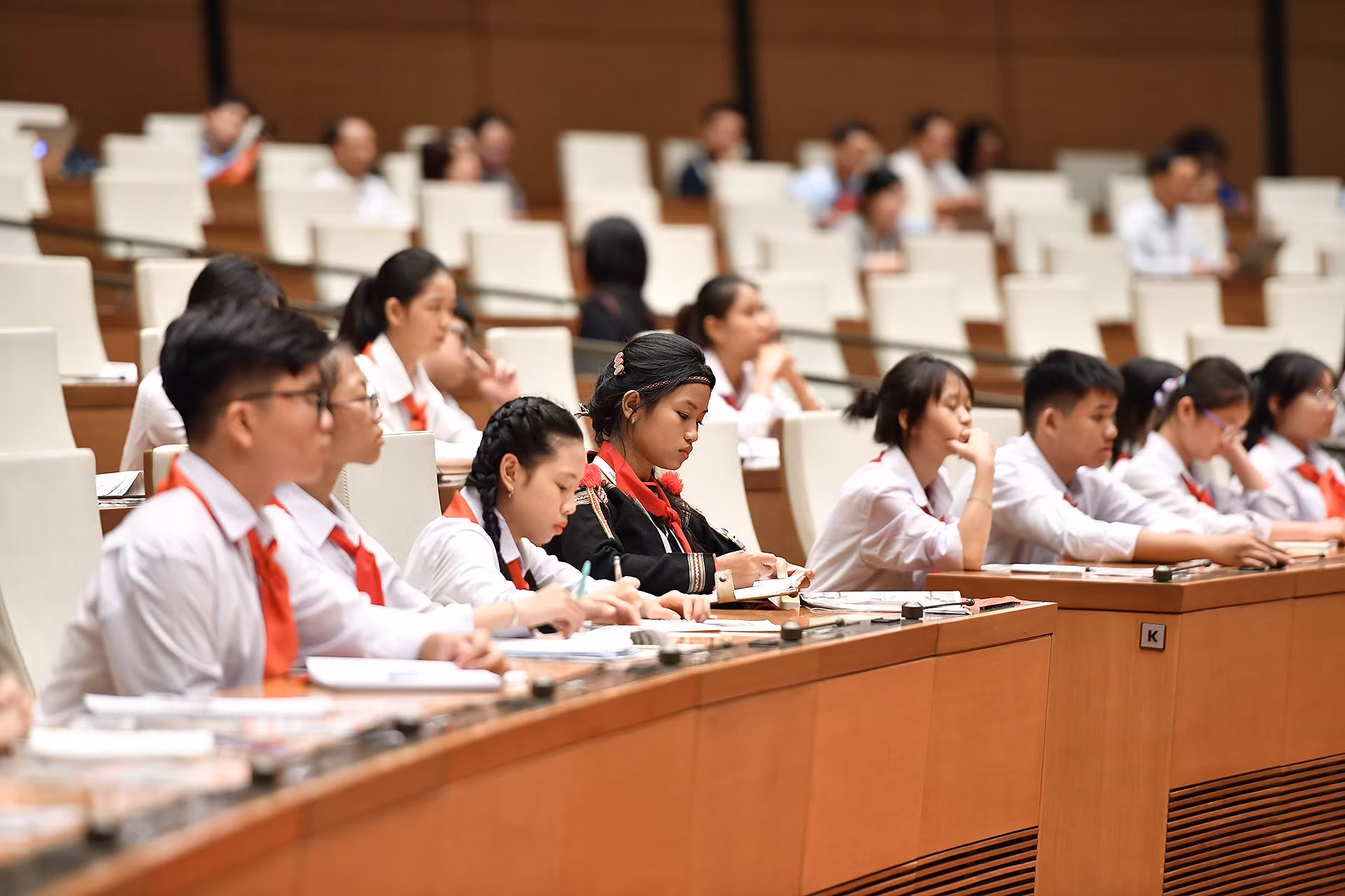 Một trong những chủ đề của Phiên họp được các đại biểu đặc biệt quan tâm là bạo lực học đường, hiện đã có dấu hiệu len lỏi vào những ngôi trường vùng cao. Một trong những chủ đề của Phiên họp được các đại biểu đặc biệt quan tâm là bạo lực học đường, hiện đã có dấu hiệu len lỏi vào những ngôi trường vùng cao.