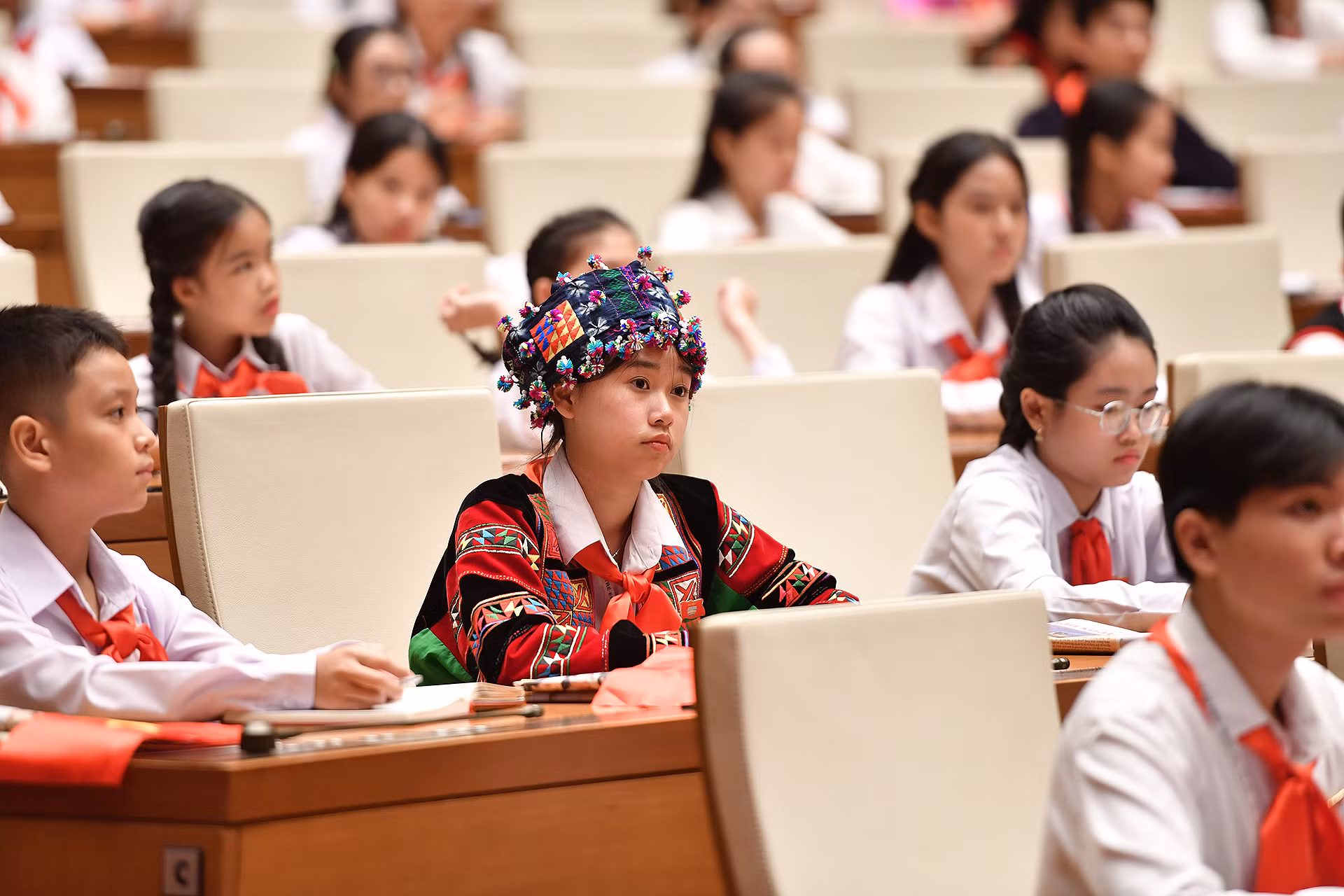 Các đại biểu cho rằng, bạo lực học đường là một vấn nạn cần phải loại trừ, không chỉ ở miền xuôi mà cả ở vùng cao, vùng dân tộc thiểu số. Các đại biểu cho rằng, bạo lực học đường là một vấn nạn cần phải loại trừ, không chỉ ở miền xuôi mà cả ở vùng cao, vùng dân tộc thiểu số.