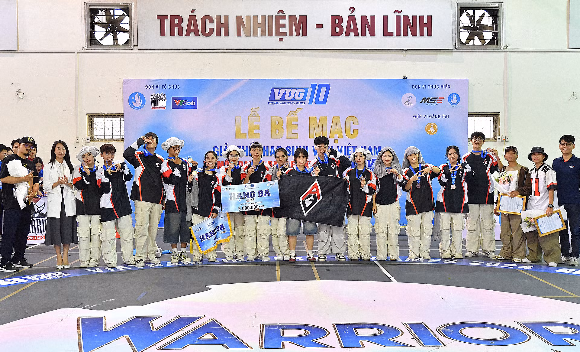 Ban tổ chức trao giải 3 miền bắc tặng các thành viên đội tuyển nhảy đối kháng Trường đại học Giao thông vận tải.