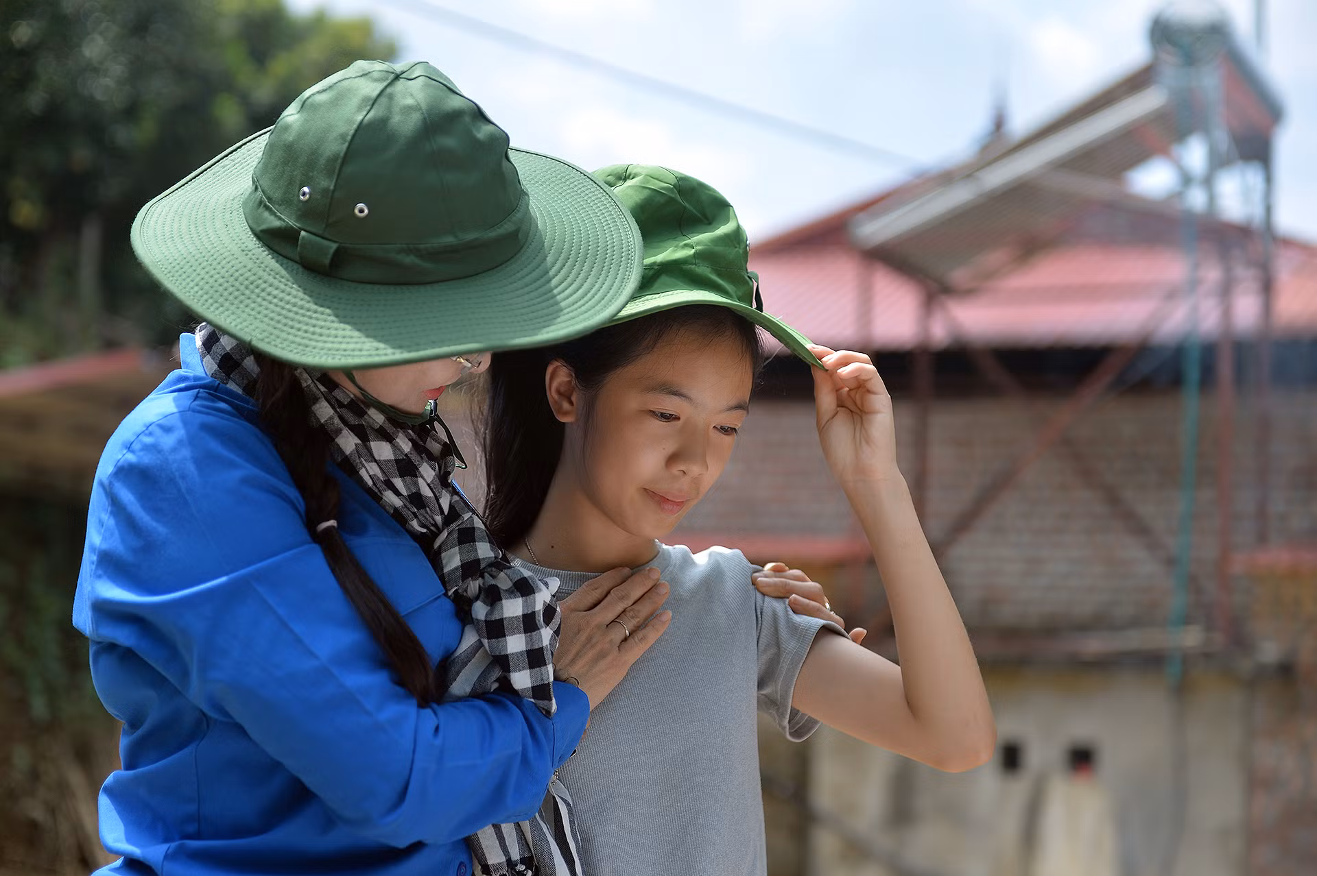 Bao nhiêu nỗ lực của Hằng Ngân đều bị mưa lũ cuốn trôi. Khi đoàn công tác của Trung ương Đoàn Thanh niên Cộng sản Hồ Chí Minh tới thăm hỏi, động viên, Ngân đã không kìm được nước mắt.
