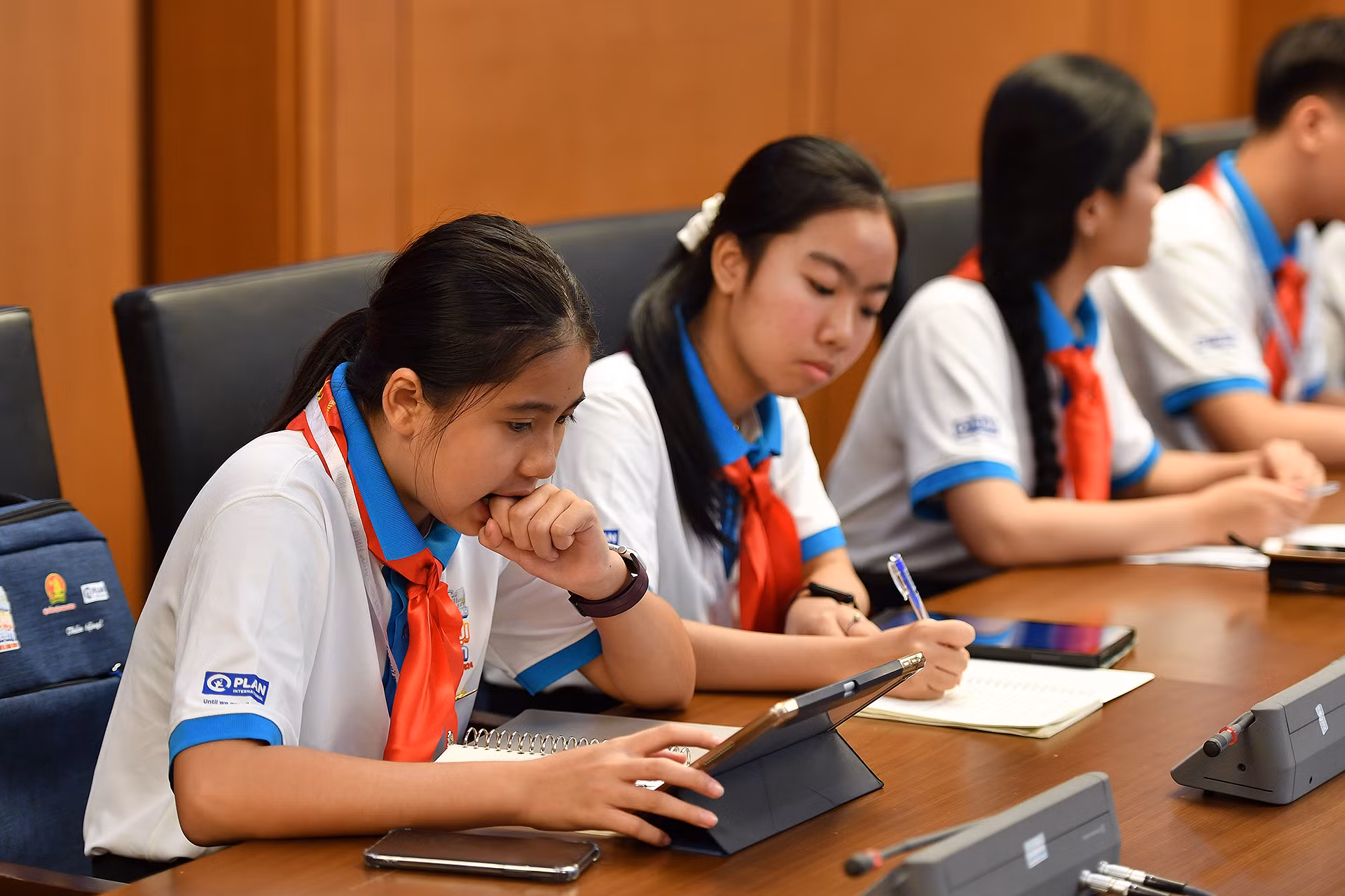 Chính vì vậy, mỗi đại biểu trước khi đứng lên chia sẻ ý kiến thường phải chuẩn bị kỹ lưỡng, phát biểu mạch lạc, súc tích, đi thẳng vào vấn đề.