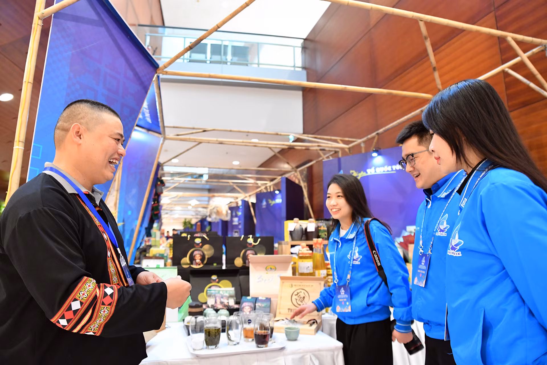 Các đại biểu thanh niên dân tộc thiểu số còn ghi dấu ấn tại Đại hội với những gian trưng bày đặc sản địa phương, cho thấy sự nỗ lực phấn đấu trong khởi nghiệp đổi mới sáng tạo.