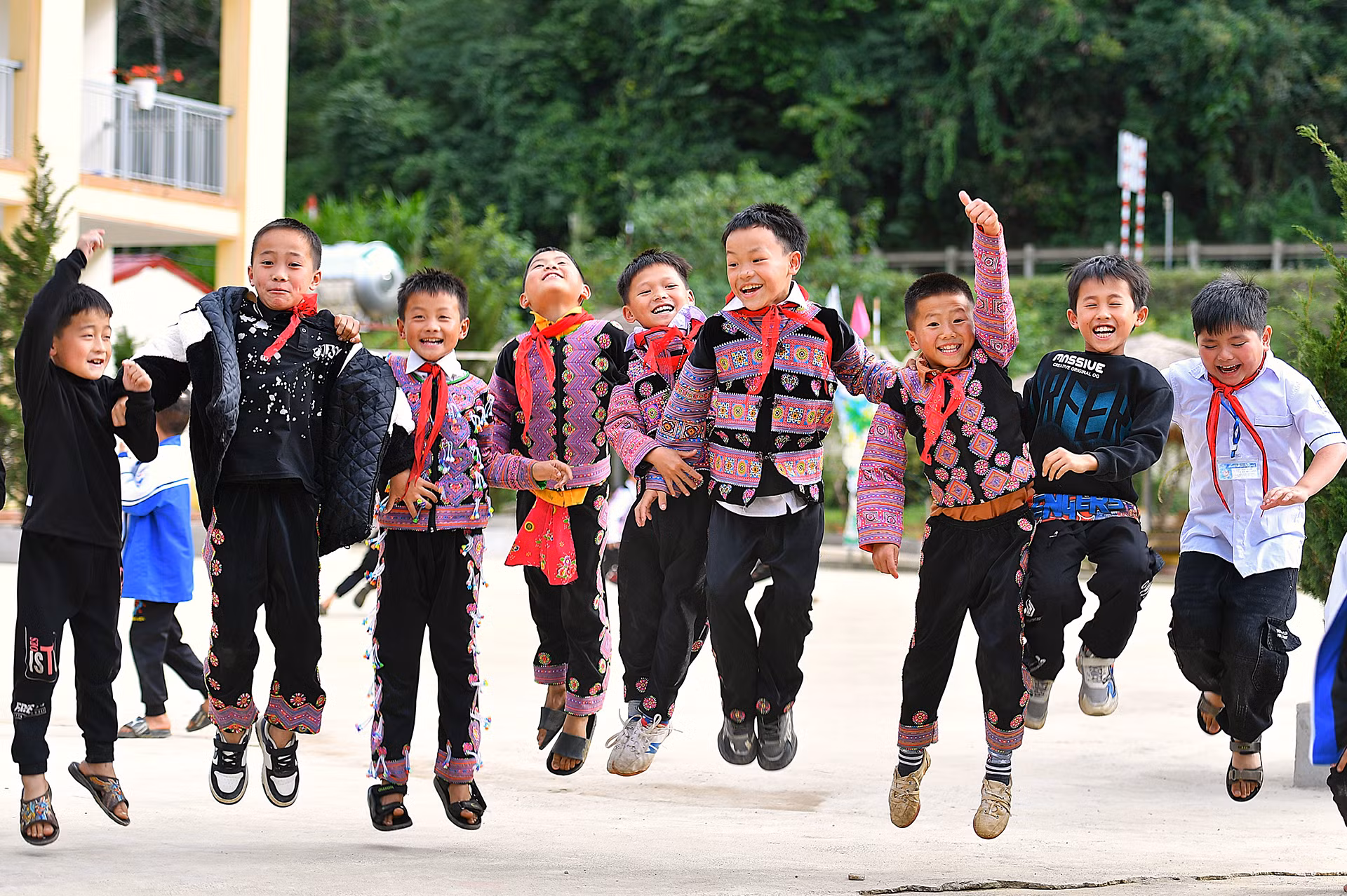 Nhờ âm nhạc, học sinh của cô Vì Thị Hằng luôn vui tươi, hồn nhiên, sáng tạo và sôi nổi trong cả giờ học lẫn các hoạt động ngoài trời. Nhờ âm nhạc, học sinh của cô Vì Thị Hằng luôn vui tươi, hồn nhiên, sáng tạo và sôi nổi trong cả giờ học lẫn các hoạt động ngoài trời.