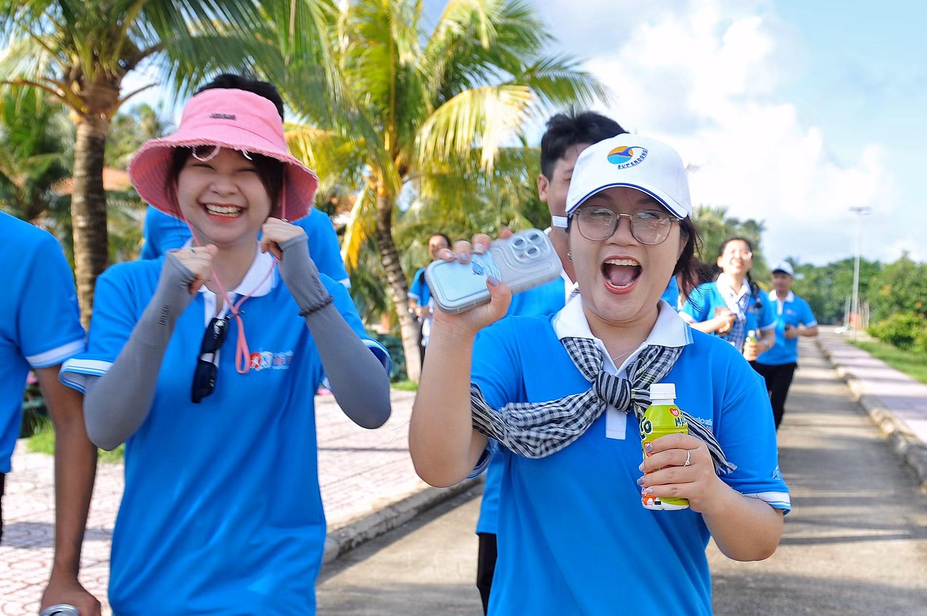 Các nữ đại biểu hào hứng tranh tài.