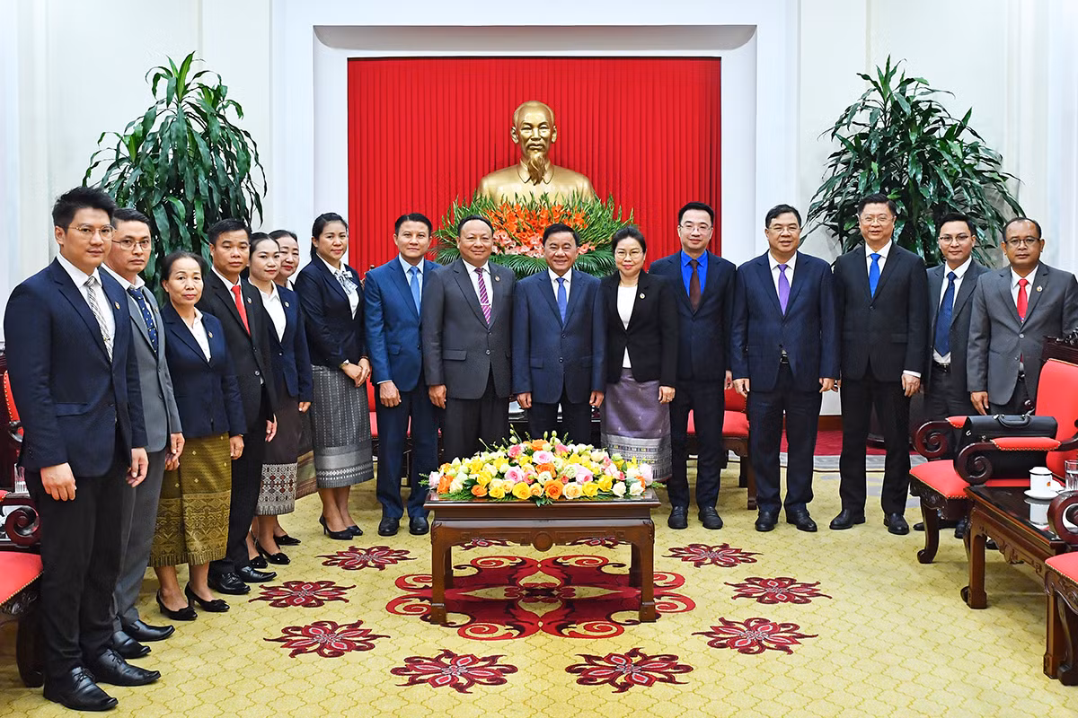 Đồng chí Trần Cẩm Tú và đại diện các ban, bộ, ngành, đoàn thể chụp ảnh lưu niệm cùng đoàn đại biểu Đoàn Thanh niên Nhân dân Cách mạng Lào tại Trụ sở Trung ương Đảng. Đồng chí Trần Cẩm Tú và đại diện các ban, bộ, ngành, đoàn thể chụp ảnh lưu niệm cùng đoàn đại biểu Đoàn Thanh niên Nhân dân Cách mạng Lào tại Trụ sở Trung ương Đảng.
