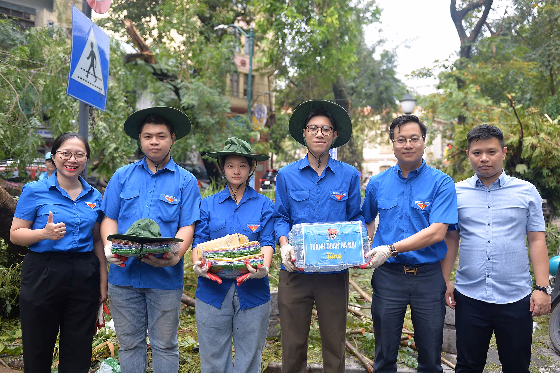 Trước tinh thần xung kích, tiên phong, sáng tạo và chủ động của tuổi trẻ các quận, huyện trên địa bàn Thủ đô, Thành đoàn Hà Nội đã triển khai đoàn công tác đến thăm hỏi, động viên, trao quà hỗ trợ tình nguyện viên thực hiện nhiệm vụ.