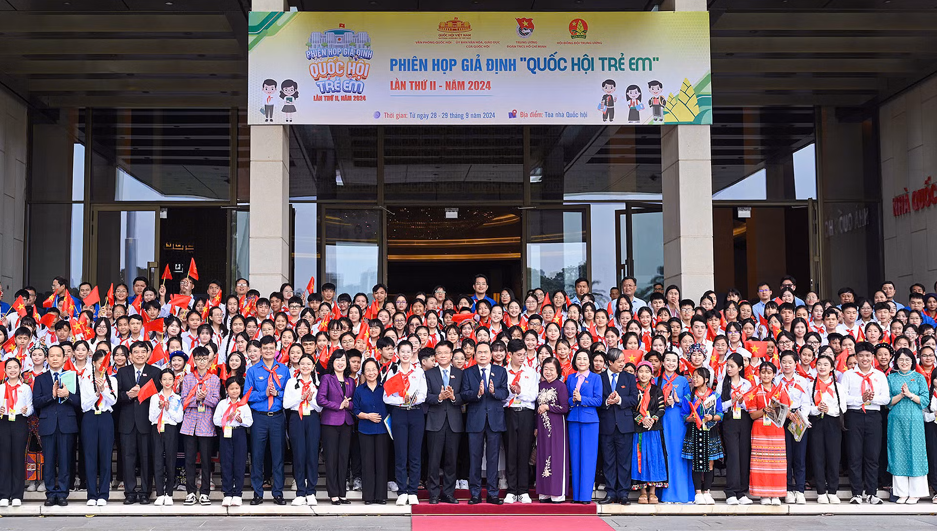 Về thành phần dân tộc, nhiều đại biểu Phiên họp là người Bru-Vân Kiều, Cao Lan, Chăm, Cơ tu, Dao, Êđê, Hà Nhì, Hoa, H’re, Khmer, Mông, Mường, Nùng, Pa Cô, Raglai, Sơ Đăng, Tày, Thái, Vân Kiều, Xuồng. Về thành phần dân tộc, nhiều đại biểu Phiên họp là người Bru-Vân Kiều, Cao Lan, Chăm, Cơ tu, Dao, Êđê, Hà Nhì, Hoa, H’re, Khmer, Mông, Mường, Nùng, Pa Cô, Raglai, Sơ Đăng, Tày, Thái, Vân Kiều, Xuồng.