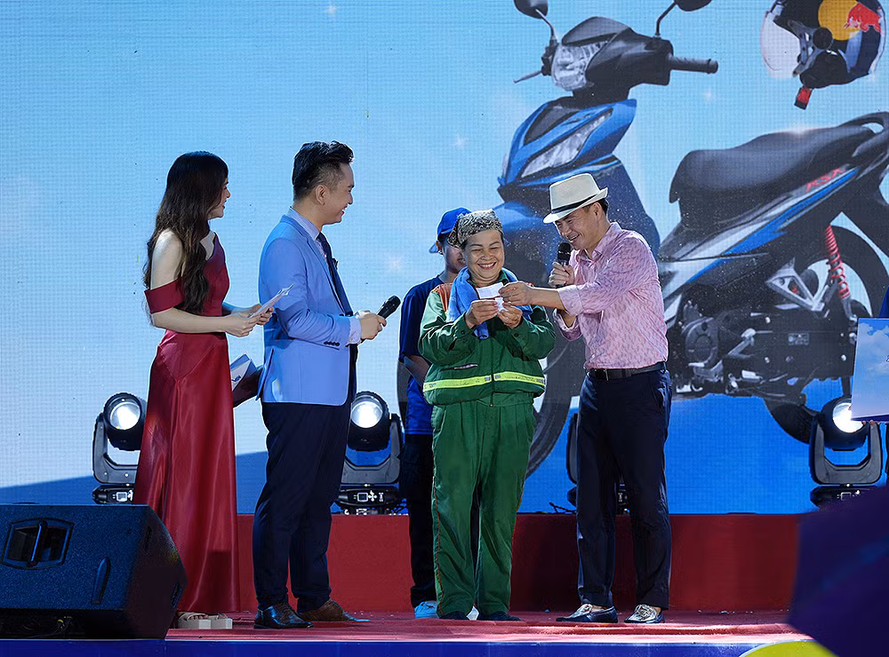 Một nữ công nhân vệ sinh đang làm việc ở khu vực diễn ra Đêm nhạc hội đã may mắn bốc thăm trúng thưởng 1 trong 2 giải đặc biệt của chương trình.