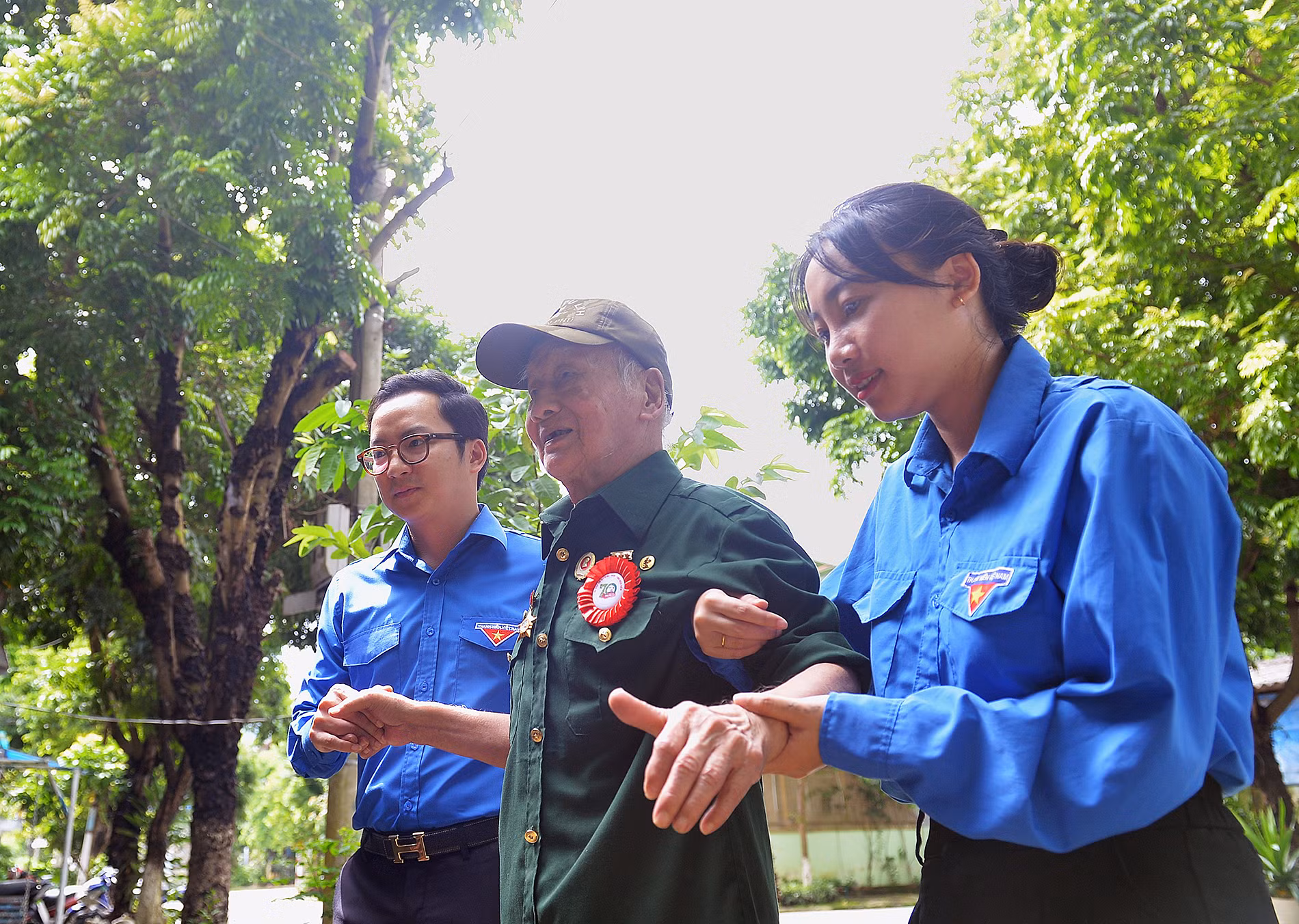 Cán bộ Đoàn, đoàn viên, thanh niên thành phố Điện Biên Phủ thỉnh thoảng vẫn đến thăm hỏi, đưa ông Đàn đi dạo phố. Cán bộ Đoàn, đoàn viên, thanh niên thành phố Điện Biên Phủ thỉnh thoảng vẫn đến thăm hỏi, đưa ông Đàn đi dạo phố.