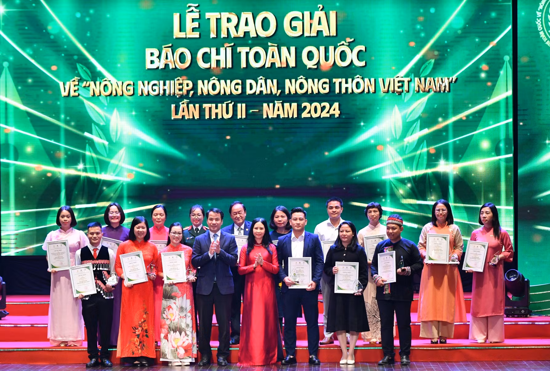 Đại diện Ban tổ chức và các đơn vị, đoàn thể trao giải Khuyến khích tặng các tác giả, nhóm tác giả.
