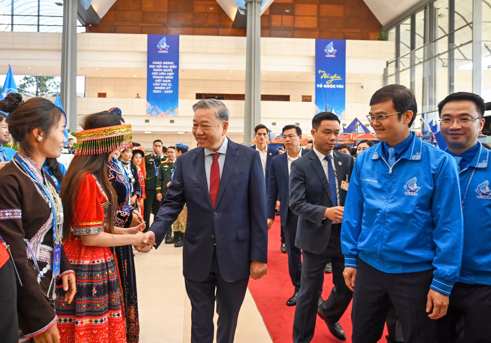Các đại biểu người dân tộc thiểu số hân hoan đón Tổng Bí thư Tô Lâm tại sảnh chính Trung tâm Hội nghị quốc gia.