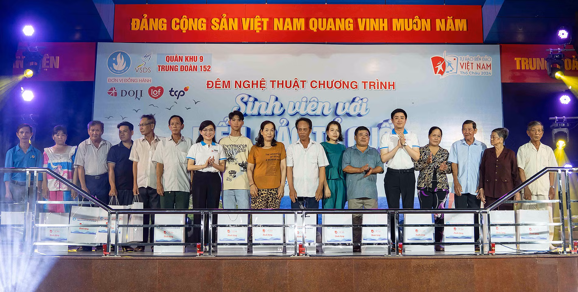 Phó Chủ tịch Thường trực Hội Sinh viên Việt Nam và Giám đốc Trung tâm Hỗ trợ và Phát triển sinh viên Việt Nam Lâm Tùng (lần lượt thứ 7 và 13 từ trái sang) trao quà tặng các hộ gia đình có công với cách mạng trên đảo Thổ Châu.