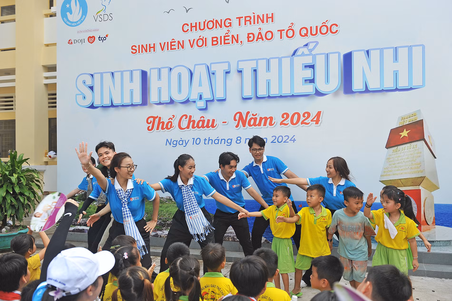 Các "công dân nhí" tham gia những tiết mục nghệ thuật tại chương trình một cách hoàn toàn ngẫu hứng.