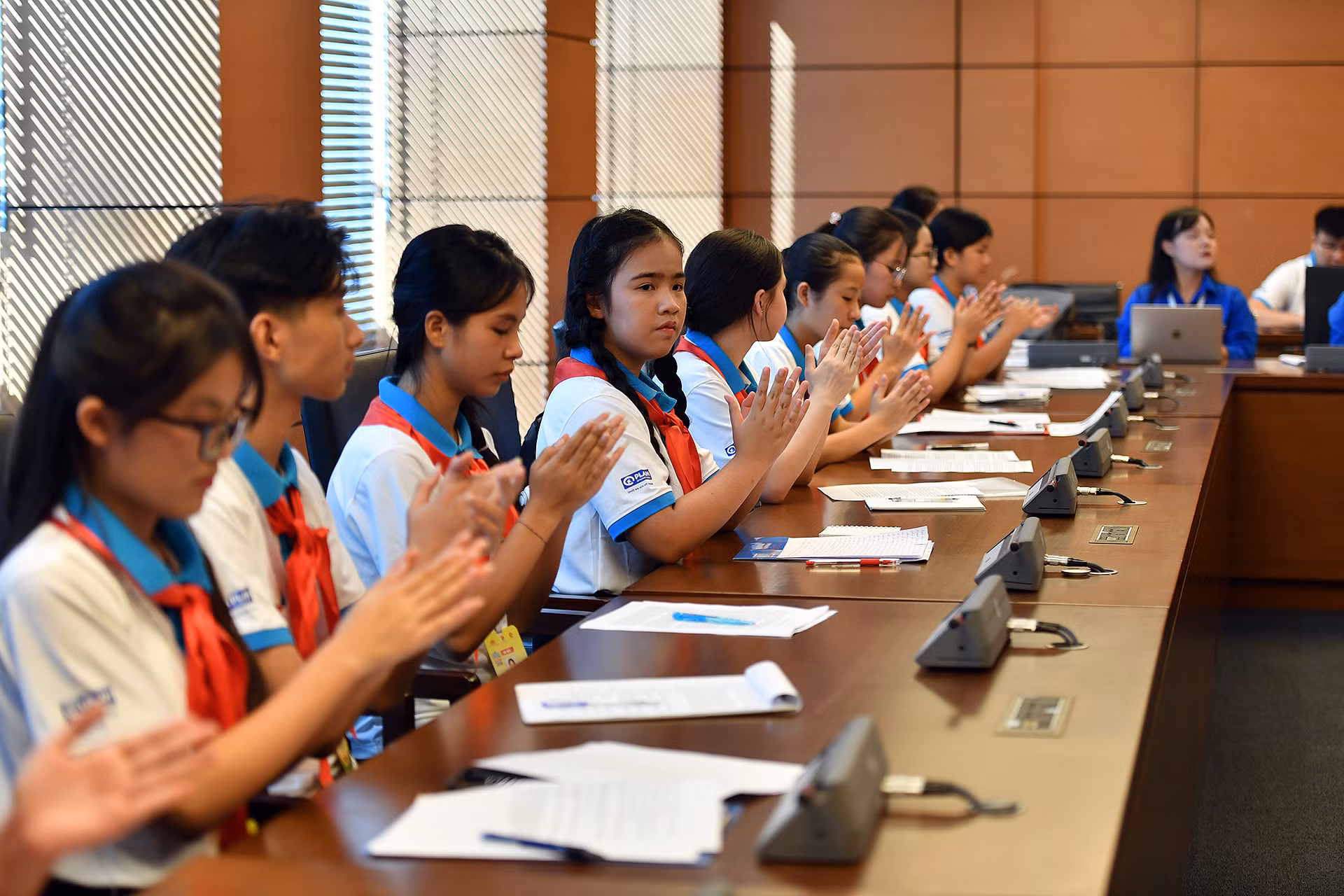 Giống như những phiên họp tổ của Quốc hội, phiên thảo luận chiều ngày 28/9 cũng được ghi âm, ghi hình cùng lực lượng thư ký liên tục ghi chép, lưu lại toàn bộ ý kiến đại biểu. Đây phần lớn là những cán bộ của Trung ương Đoàn, Hội đồng Đội Trung ương đã từng có kinh nghiệm hỗ trợ tại các kỳ họp Quốc hội.