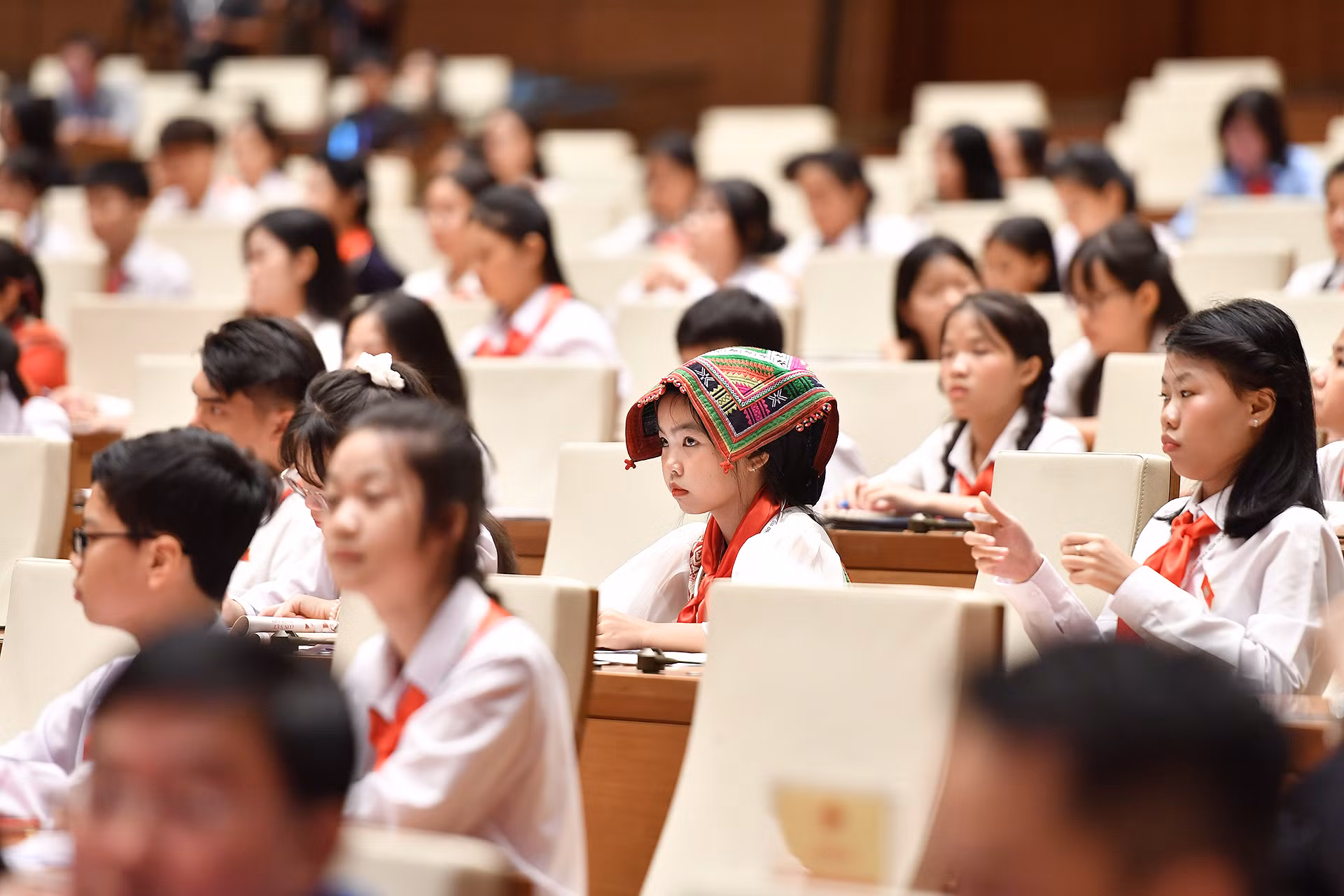 Bên cạnh đó, nhiều đại biểu cũng bày tỏ lo ngại về sự xuất hiện ngày càng nhiều của chất kích thích, thuốc lá thế hệ mới trong khuôn viên trường học. Bên cạnh đó, nhiều đại biểu cũng bày tỏ lo ngại về sự xuất hiện ngày càng nhiều của chất kích thích, thuốc lá thế hệ mới trong khuôn viên trường học.