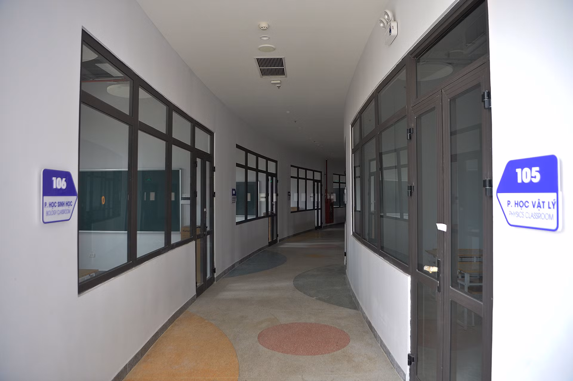 Các phòng học khang trang, sạch đẹp tại khu B đã sẵn sàng đưa vào sử dụng. Các phòng học khang trang, sạch đẹp tại khu B đã sẵn sàng đưa vào sử dụng.