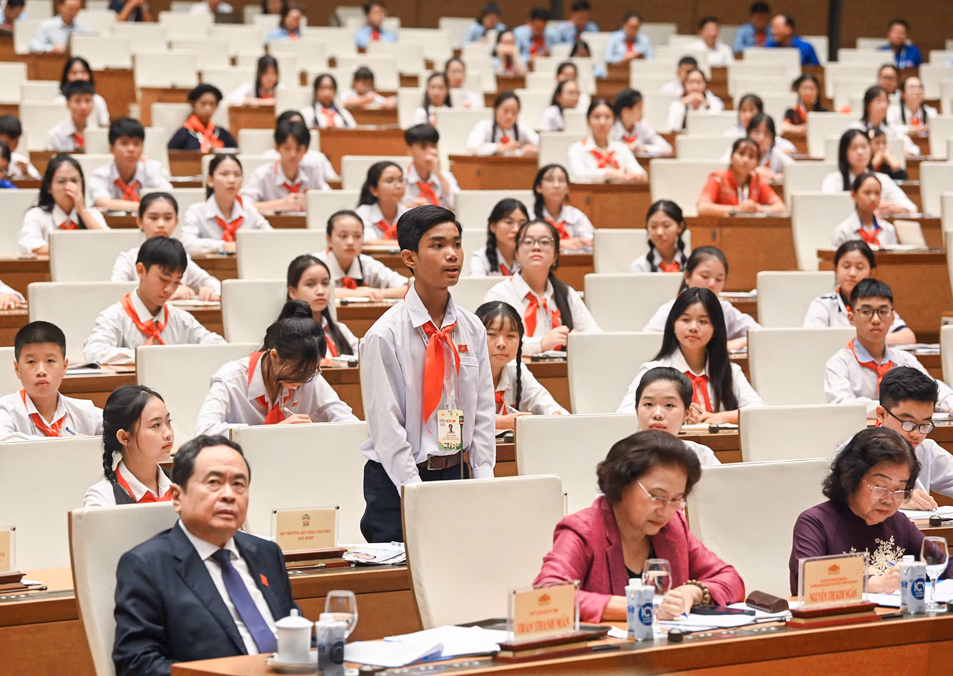 Tại buổi chất vấn và trả lời chất vấn trong khuôn khổ Phiên họp, các đại biểu trẻ em người dân tộc thiểu số phát biểu, đóng góp ý kiến rất sôi nổi. Tại buổi chất vấn và trả lời chất vấn trong khuôn khổ Phiên họp, các đại biểu trẻ em người dân tộc thiểu số phát biểu, đóng góp ý kiến rất sôi nổi.