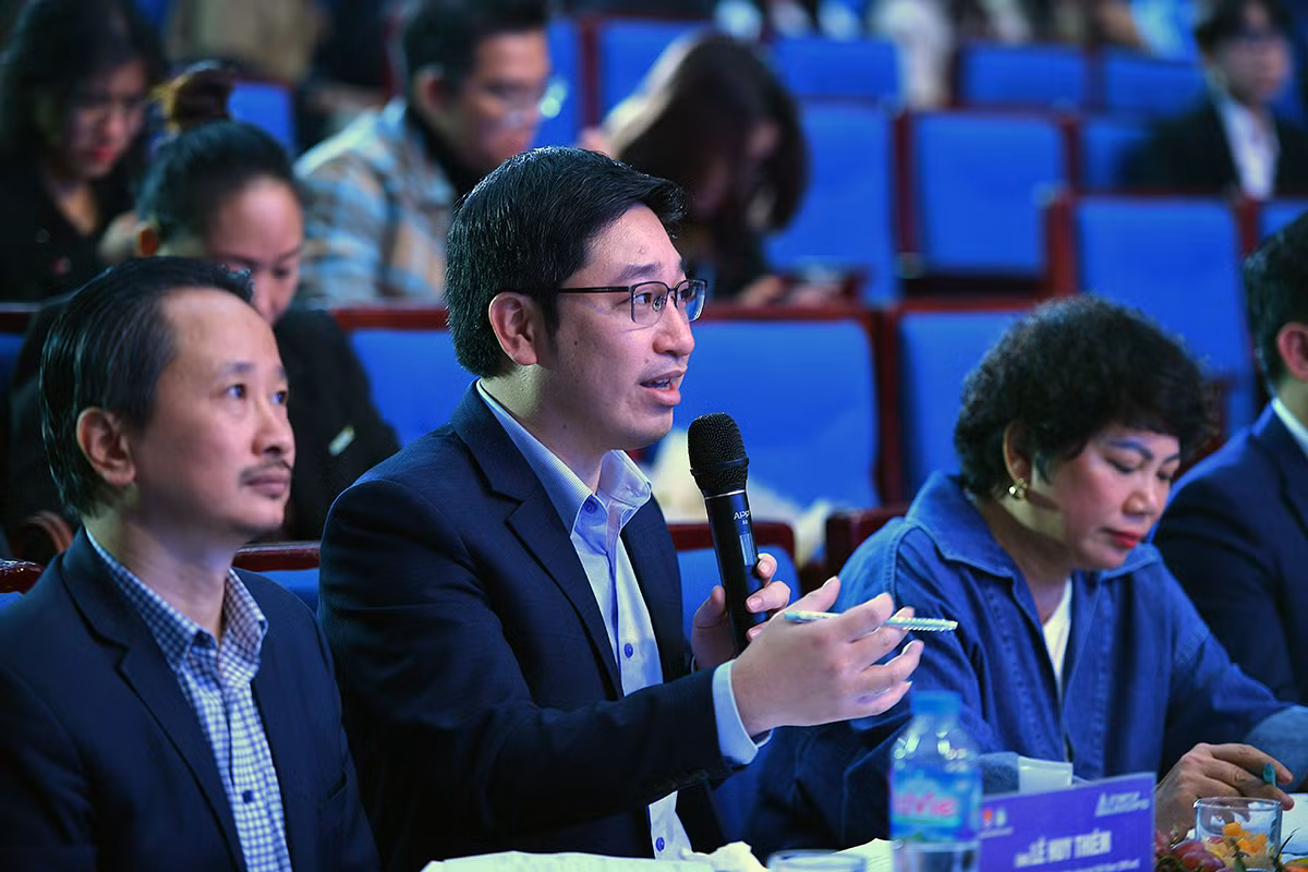 Ban Giám khảo đặt câu hỏi cho các thí sinh tại vòng chung kết Cuộc thi.