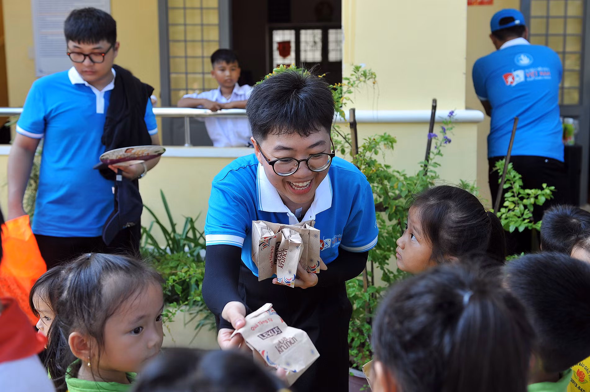 Mỗi đại biểu tham gia Hành trình đều mang theo những món quà nhỏ để tặng các em nhỏ.