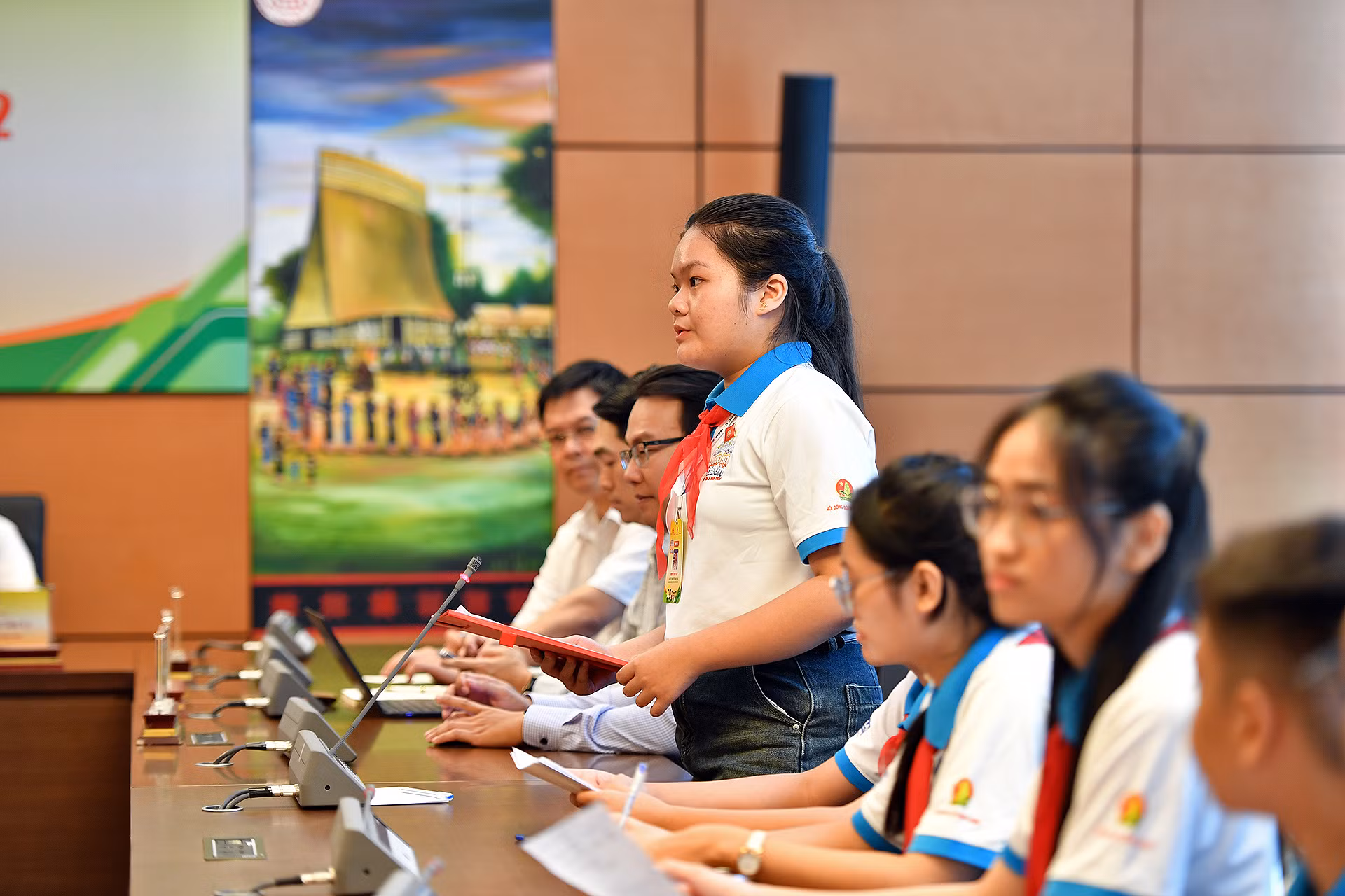 Mỗi đại biểu có 3 phút để trình bày ý kiến, quan điểm về 2 chủ đề trên. Trường hợp phát biểu quá thời gian quy định, chủ trì mỗi tổ sẽ đề nghị đại biểu dừng cho ý kiến.