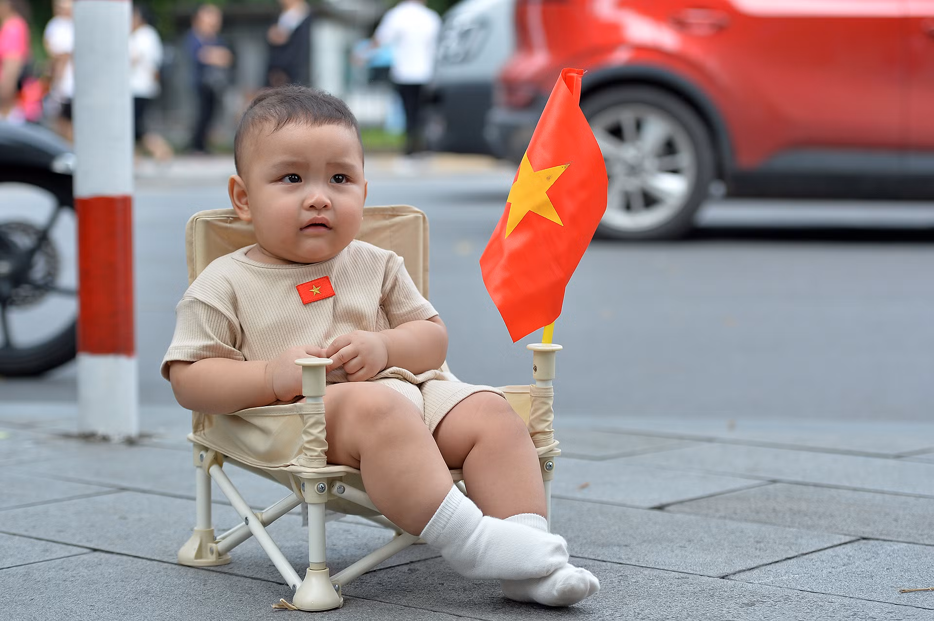 Những "công dân nhí" được cha mẹ đi dạo phố với lá Quốc kỳ cài trên áo. Những "công dân nhí" được cha mẹ đi dạo phố với lá Quốc kỳ cài trên áo.