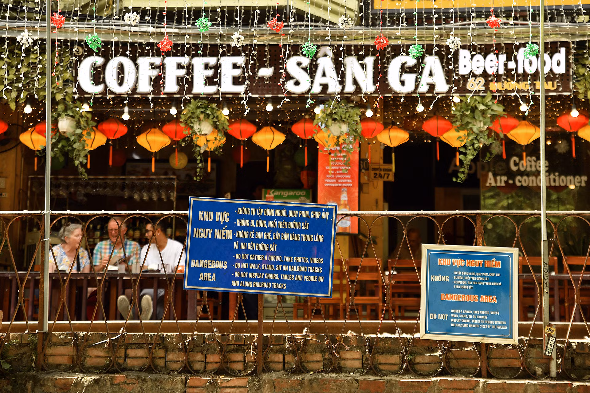 Nằm trong khu phố cổ Hà Nội, "xóm đường tàu" nổi tiếng với dịch vụ cà phê - giải khát thu hút rất nhiều khách du lịch thập phương, đặc biệt là người nước ngoài. Bởi tại đây, khách thập phương được thưởng thức không chỉ đồ uống, mà còn cả cảm giác "có một không hai" khi những đoàn tàu hỏa chạy qua ở khoảng cách rất gần.