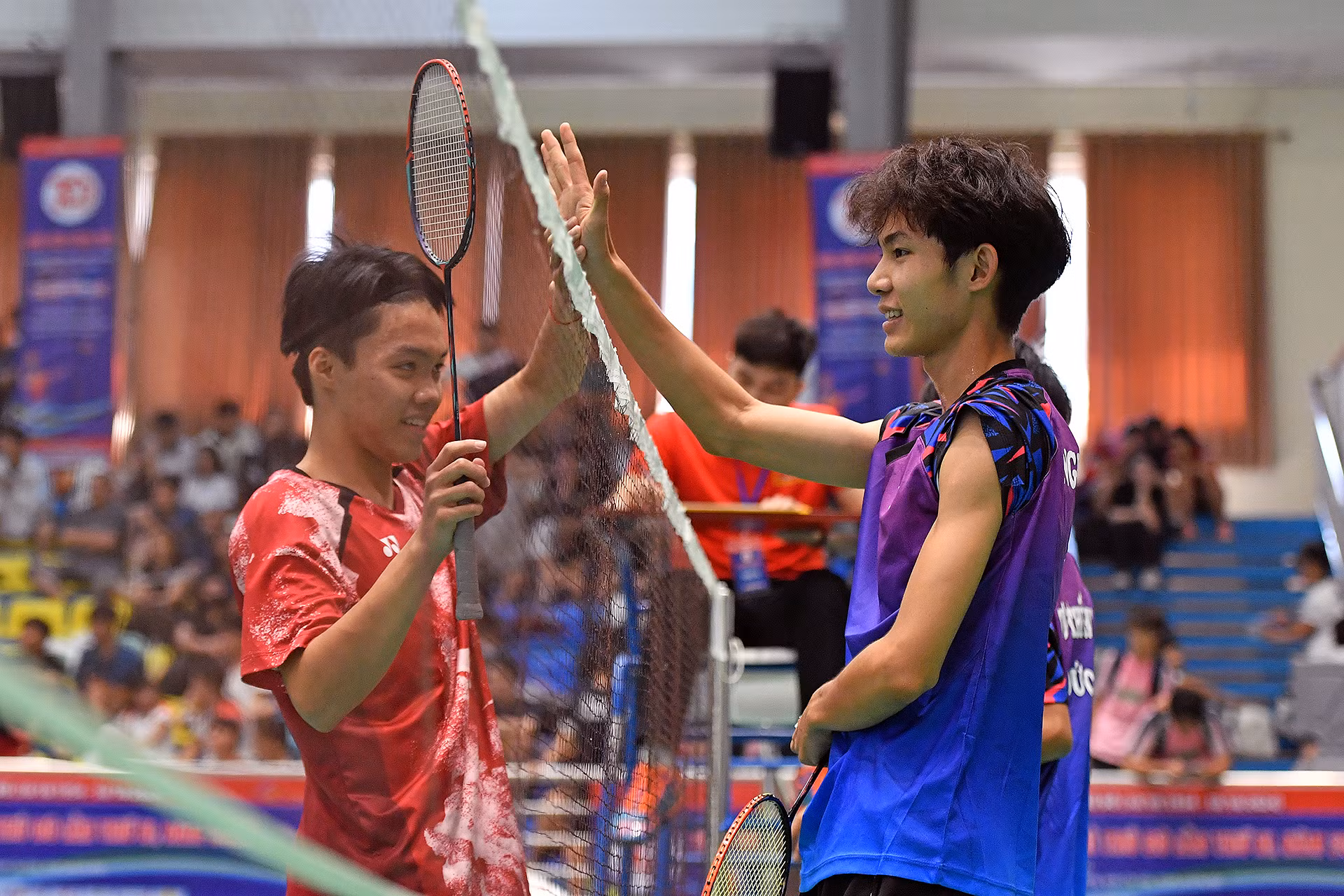 Sự chuyên nghiệp thể hiện rõ nét trong cả những hành động sau khi trận đấu đã khép lại.