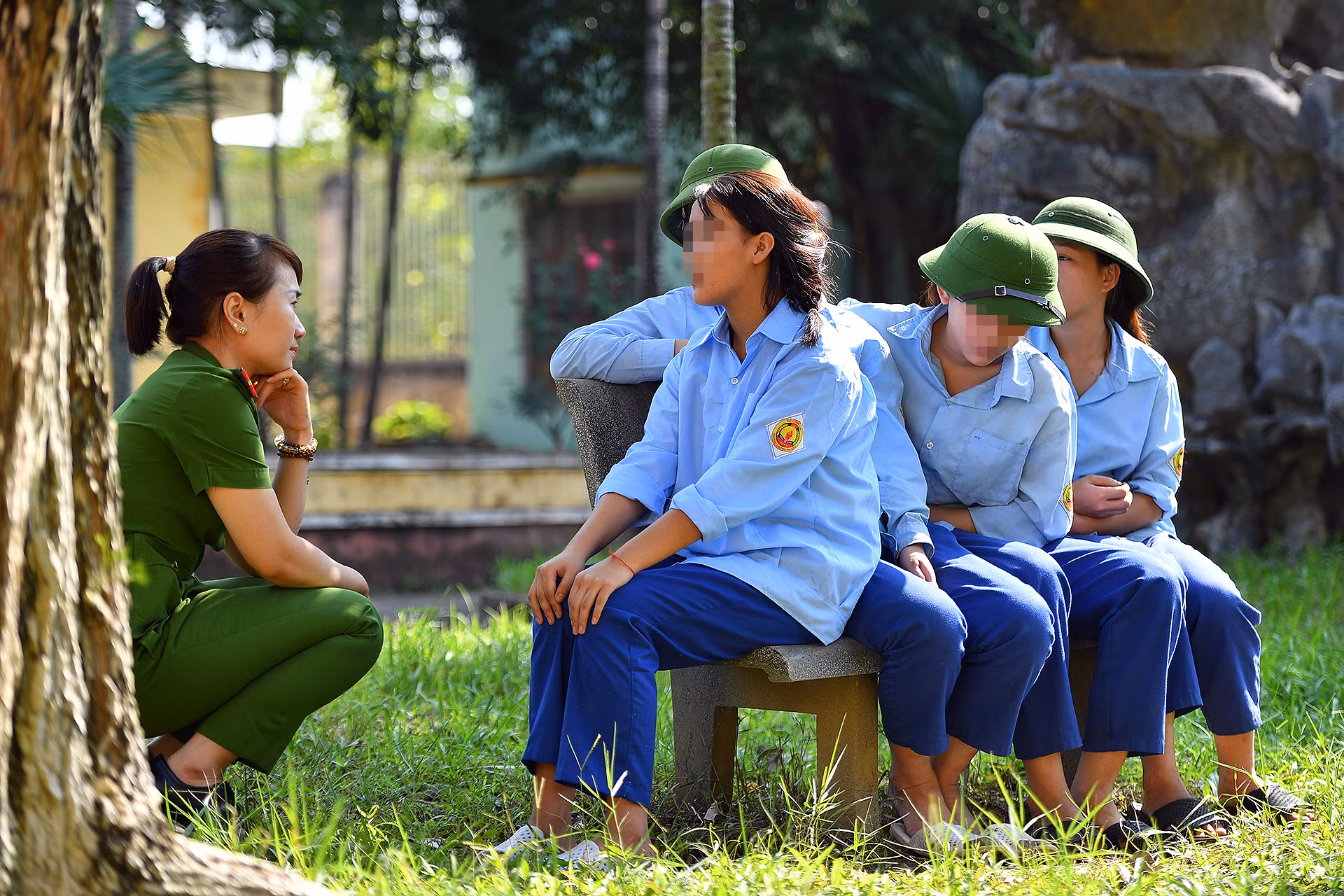Bằng tâm huyết với nghề và sự khéo léo, kinh nghiệm giảng dạy, các thầy, cô giáo của ngôi trường đặc biệt luôn không ngừng tìm tòi những hướng đi mới, sáng tạo để gieo mầm ước mơ chính đáng và đúng đắn trong tâm hồn học sinh từng lầm lỡ. Bằng tâm huyết với nghề và sự khéo léo, kinh nghiệm giảng dạy, các thầy, cô giáo của ngôi trường đặc biệt luôn không ngừng tìm tòi những hướng đi mới, sáng tạo để gieo mầm ước mơ chính đáng và đúng đắn trong tâm hồn học sinh từng lầm lỡ.