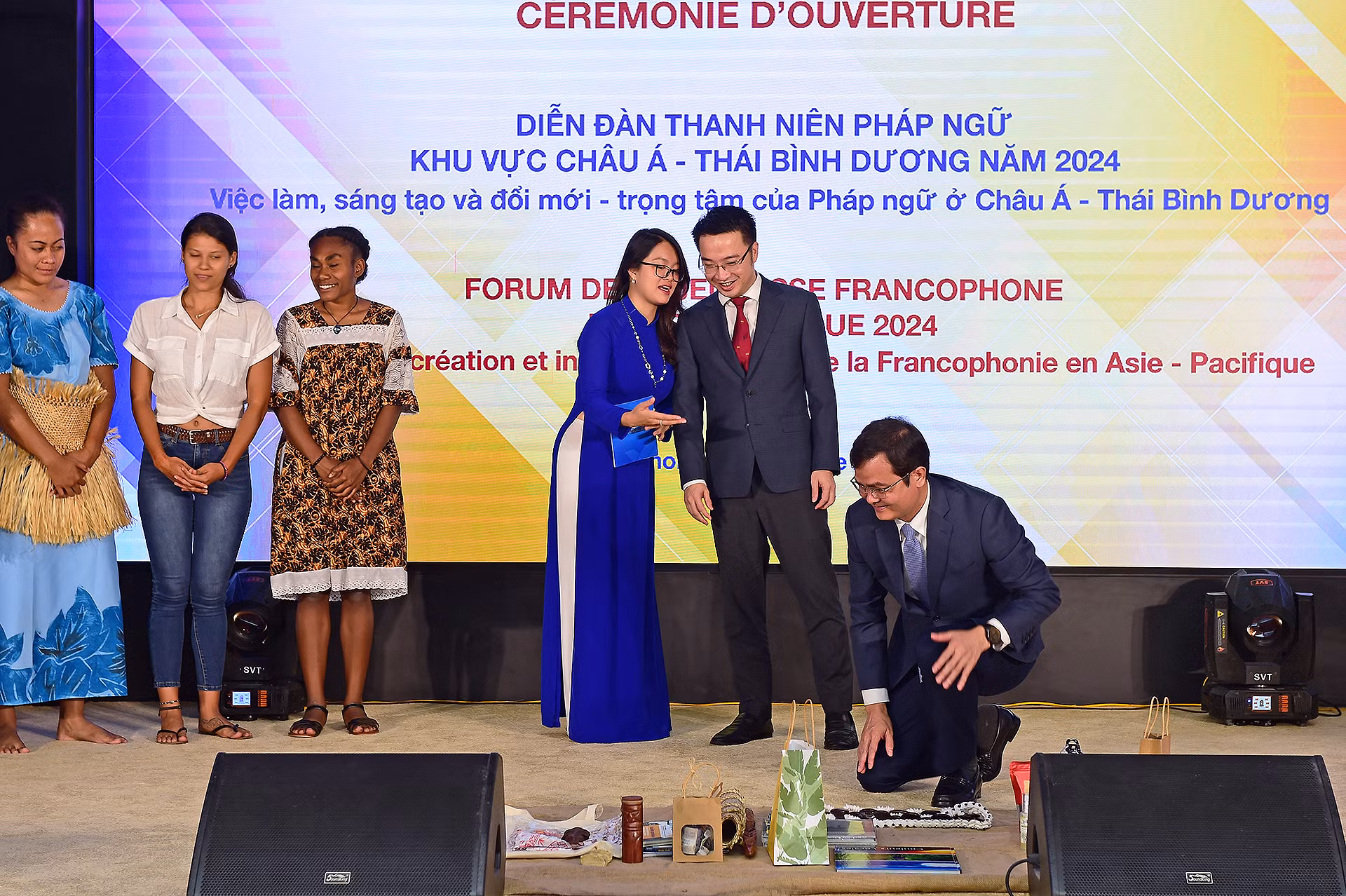 Đáp lại tình cảm của các đại biểu, Bí thư thứ nhất Trung ương Đoàn, Chủ nhiệm Ủy ban quốc gia về Thanh niên Việt Nam Bùi Quang Huy đã thực hiện nghi lễ chạm tay vào các món quà với ý nghĩa chấp thuận những mong muốn của khách mời.