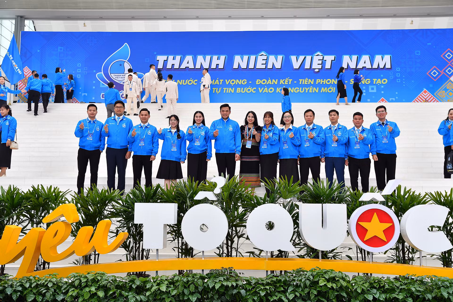 Các nữ đại biểu người dân tộc thiểu số nổi bật trong trang phục truyền thống.