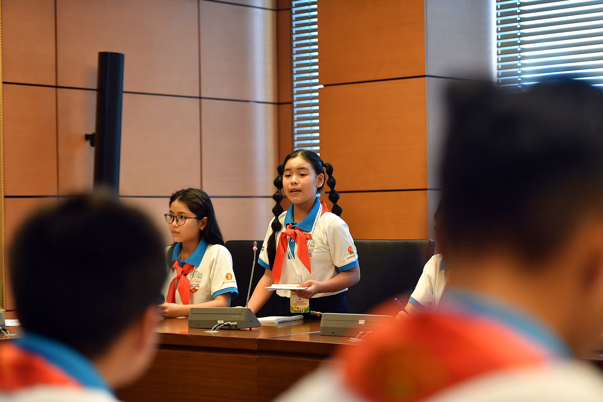Đại biểu Phan Bảo Ngọc, thành viên nhỏ tuổi nhất của đoàn đại biểu Phiên họp giả định "Quốc hội trẻ em" lần thứ 2 của thành phố Hà Nội nêu ý kiến về vấn đề bạo lực học đường đang có xu hướng gia tăng.