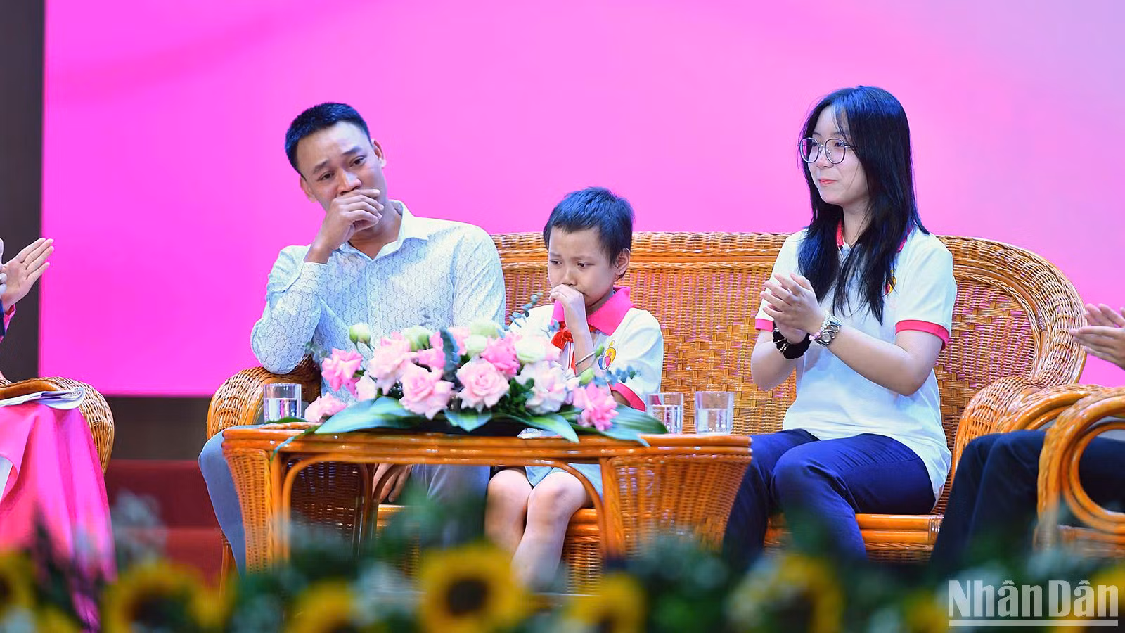 Lê Hà Minh Anh (ngồi giữa) và bố của em tại Liên hoan.