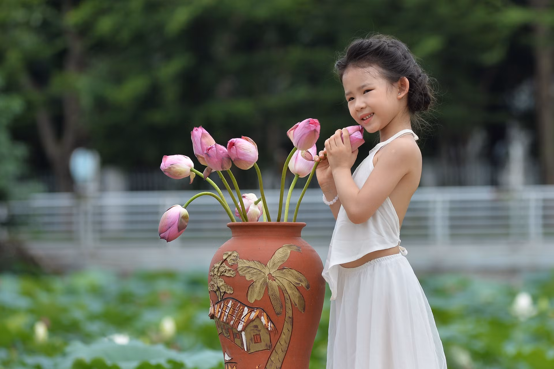 Trong số đó, có cả những "công dân nhí" vô cùng tươi tắn và hồn nhiên. Trong ảnh là bé Hà Linh, sinh năm 2018, được mẹ đưa đi chụp ảnh từ quận Ba Đình.