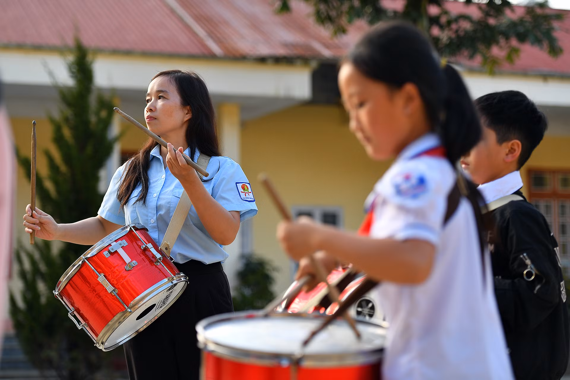 Cô Vì Thị Hằng (trong ảnh) là 1 trong 60 giáo viên tiêu biểu của Chương trình "Chia sẻ cùng thầy cô" năm 2024, do Trung ương Hội Liên hiệp Thanh niên Việt Nam phối hợp Tập đoàn Thiên Long tổ chức. Cô Vì Thị Hằng (trong ảnh) là 1 trong 60 giáo viên tiêu biểu của Chương trình "Chia sẻ cùng thầy cô" năm 2024, do Trung ương Hội Liên hiệp Thanh niên Việt Nam phối hợp Tập đoàn Thiên Long tổ chức.