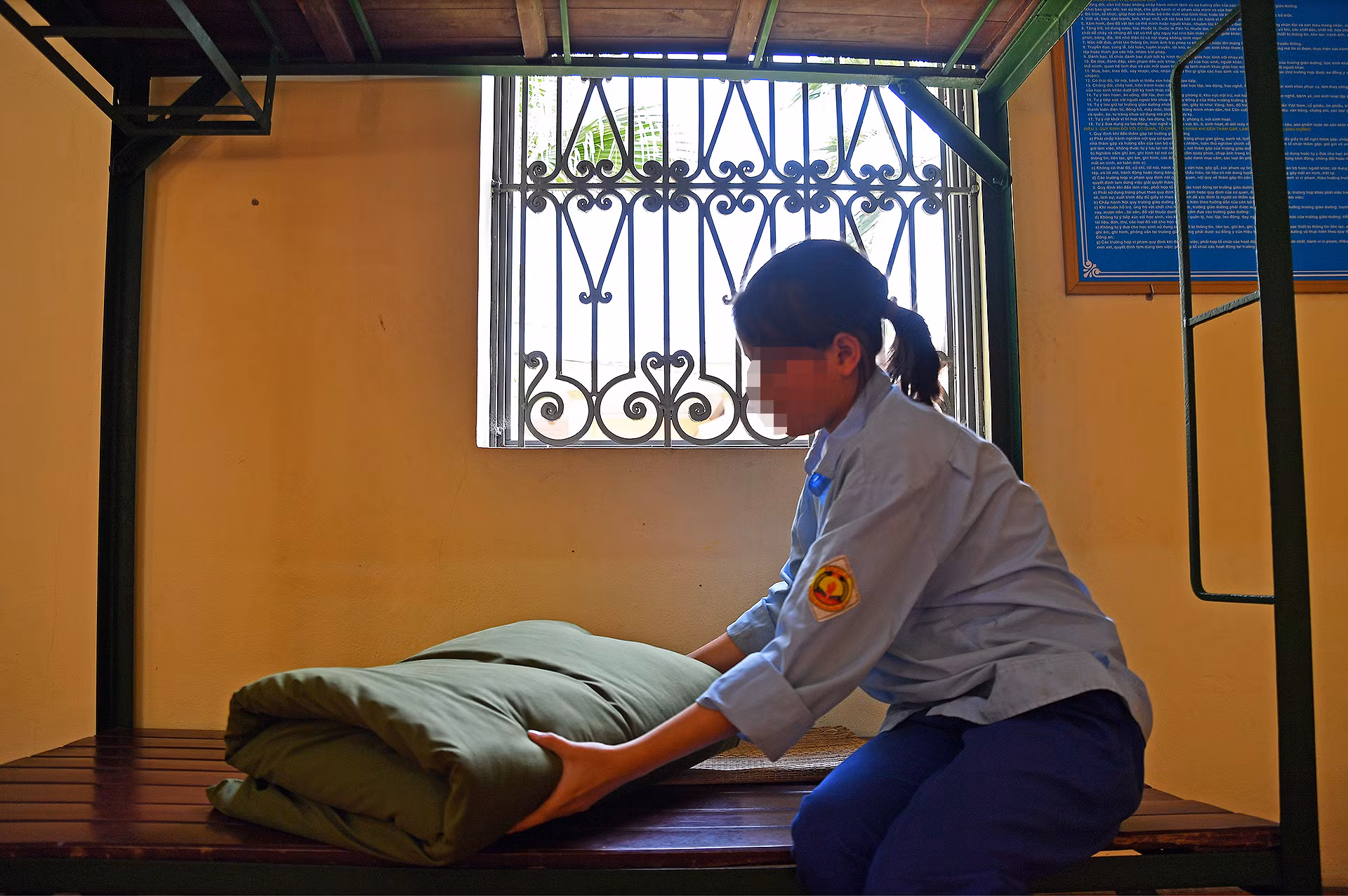 Trong đó, học sinh nữ cũng có nhiều em từng tàng trữ, sử dụng trái phép chất ma túy, làm việc ở các quán karaoke trá hình, thậm chí phát tán video clip đồi trụy của bản thân để kiếm tiền. Vì vậy, cô Lụa càng phải nắm bắt tâm tư, hoàn cảnh để gần gũi, sẻ chia với các em. Trong ảnh là một trong những nữ sinh đang gấp nội vụ nhờ sự chỉ dẫn trước đó của cô giáo Lụa. Trong đó, học sinh nữ cũng có nhiều em từng tàng trữ, sử dụng trái phép chất ma túy, làm việc ở các quán karaoke trá hình, thậm chí phát tán video clip đồi trụy của bản thân để kiếm tiền. Vì vậy, cô Lụa càng phải nắm bắt tâm tư, hoàn cảnh để gần gũi, sẻ chia với các em. Trong ảnh là một trong những nữ sinh đang gấp nội vụ nhờ sự chỉ dẫn trước đó của cô giáo Lụa.