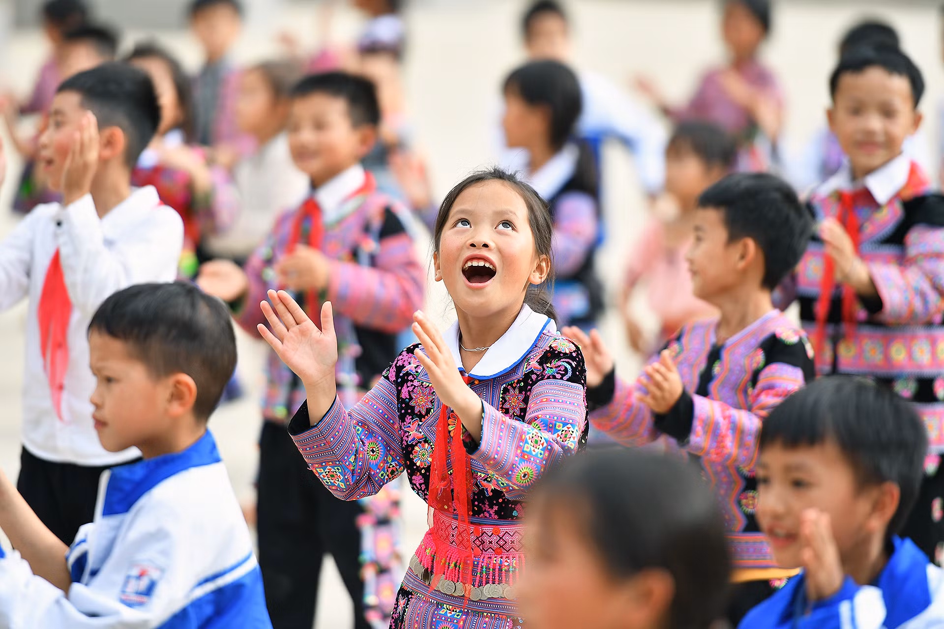 Được biết, năm học 2023-2024, tỷ lệ tuyển sinh của các trường học trên địa bàn xã Lóng Luông đạt xấp xỉ 100%. Ban Giám hiệu các nhà trường cũng chủ động sắp xếp để những học sinh có nhà cách xa trường được hưởng chế độ bán trú. Được biết, năm học 2023-2024, tỷ lệ tuyển sinh của các trường học trên địa bàn xã Lóng Luông đạt xấp xỉ 100%. Ban Giám hiệu các nhà trường cũng chủ động sắp xếp để những học sinh có nhà cách xa trường được hưởng chế độ bán trú.