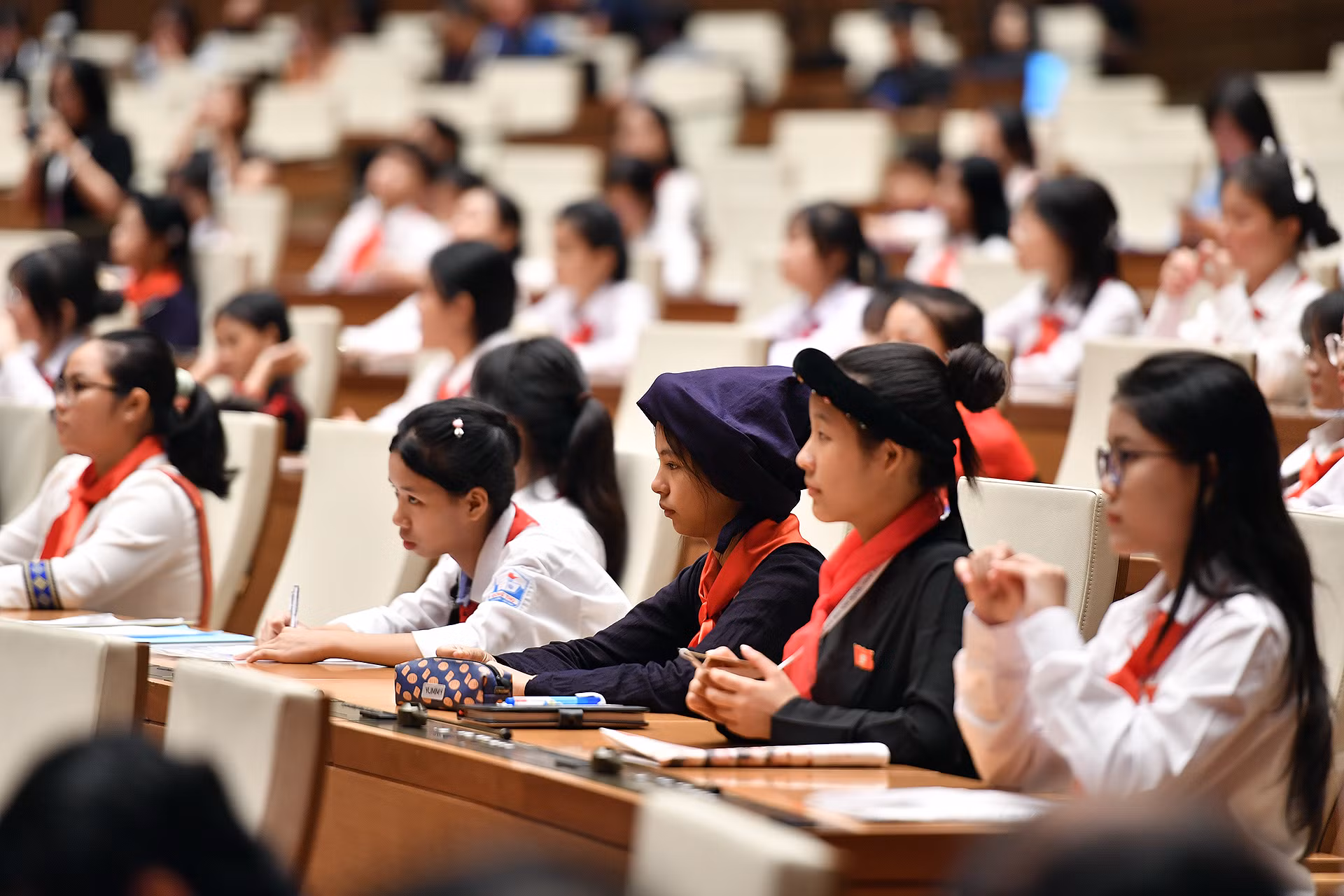 Đề cập đến vấn đề này tại phiên làm việc, Bộ trưởng Giáo dục và Đào tạo Nguyễn Kim Sơn cho biết, ngành giáo dục cả nước hiện đang tích cực triển khai sâu rộng mô hình "Trường học hạnh phúc", nơi "không có chỗ cho bạo lực tồn tại". Đề cập đến vấn đề này tại phiên làm việc, Bộ trưởng Giáo dục và Đào tạo Nguyễn Kim Sơn cho biết, ngành giáo dục cả nước hiện đang tích cực triển khai sâu rộng mô hình "Trường học hạnh phúc", nơi "không có chỗ cho bạo lực tồn tại".
