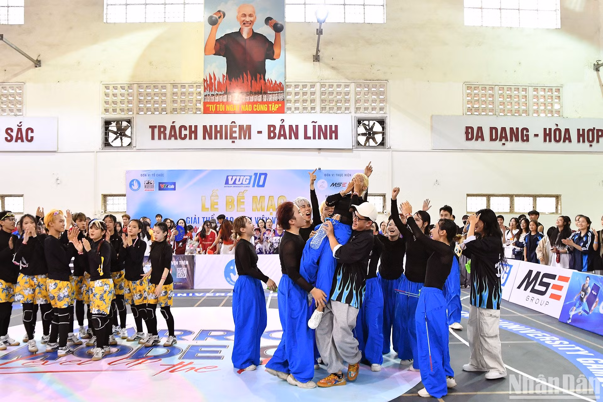 Khoảnh khắc đội tuyển nhảy đối kháng Trường Đại học Hà Nội lên ngôi vô địch.
