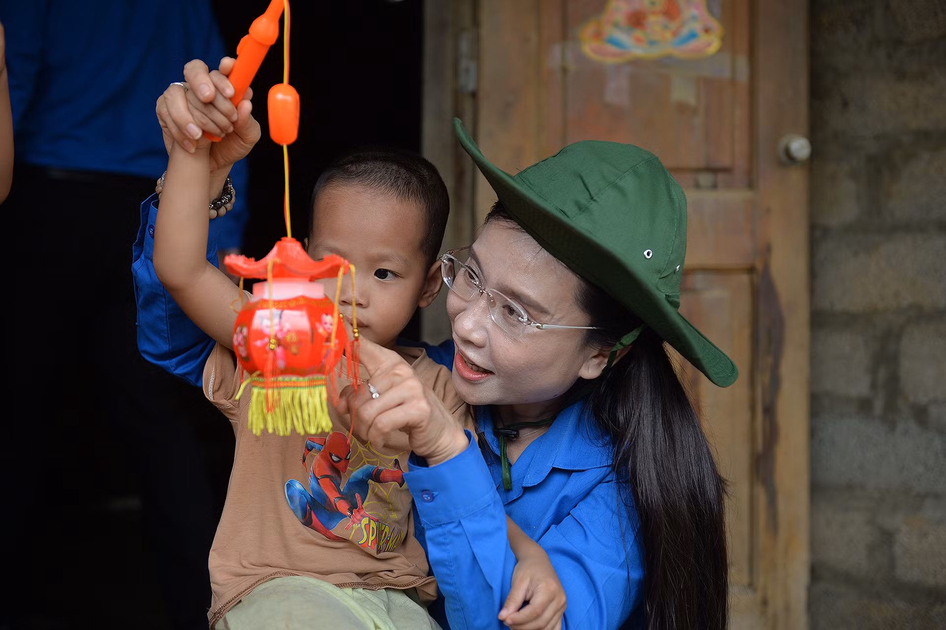 Dịp này, đoàn công tác của Trung ương Đoàn, Hội đồng Đội Trung ương đã mang niềm vui của Tết Trung thu đến sớm với các em.